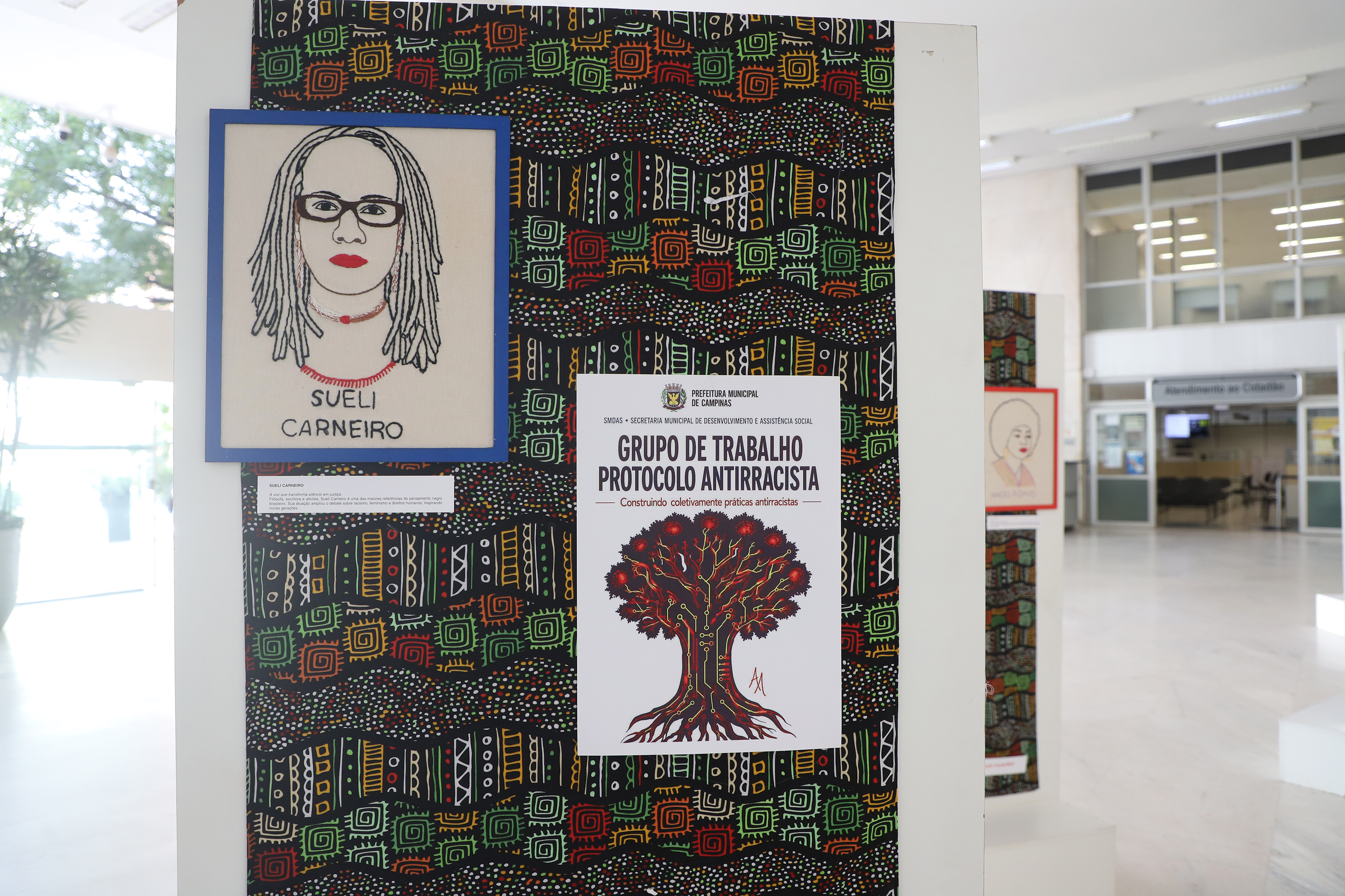 O grupo de bordadeiras do Centro de Referência de Assistência Social (Cras) Dandara trouxe a exposição "Bordando a História e nos Ligando", montada na entrada do saguão 