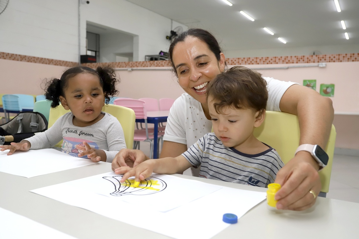 O Dia do Professor é celebrado no dia 15 de outubro, na foto docente no CEI Orlando Ferreira da Costa