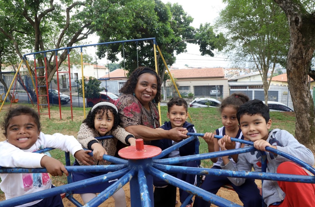 Docentes são exemplos para inspirar alunos (no parquinho da CEI Orlando)