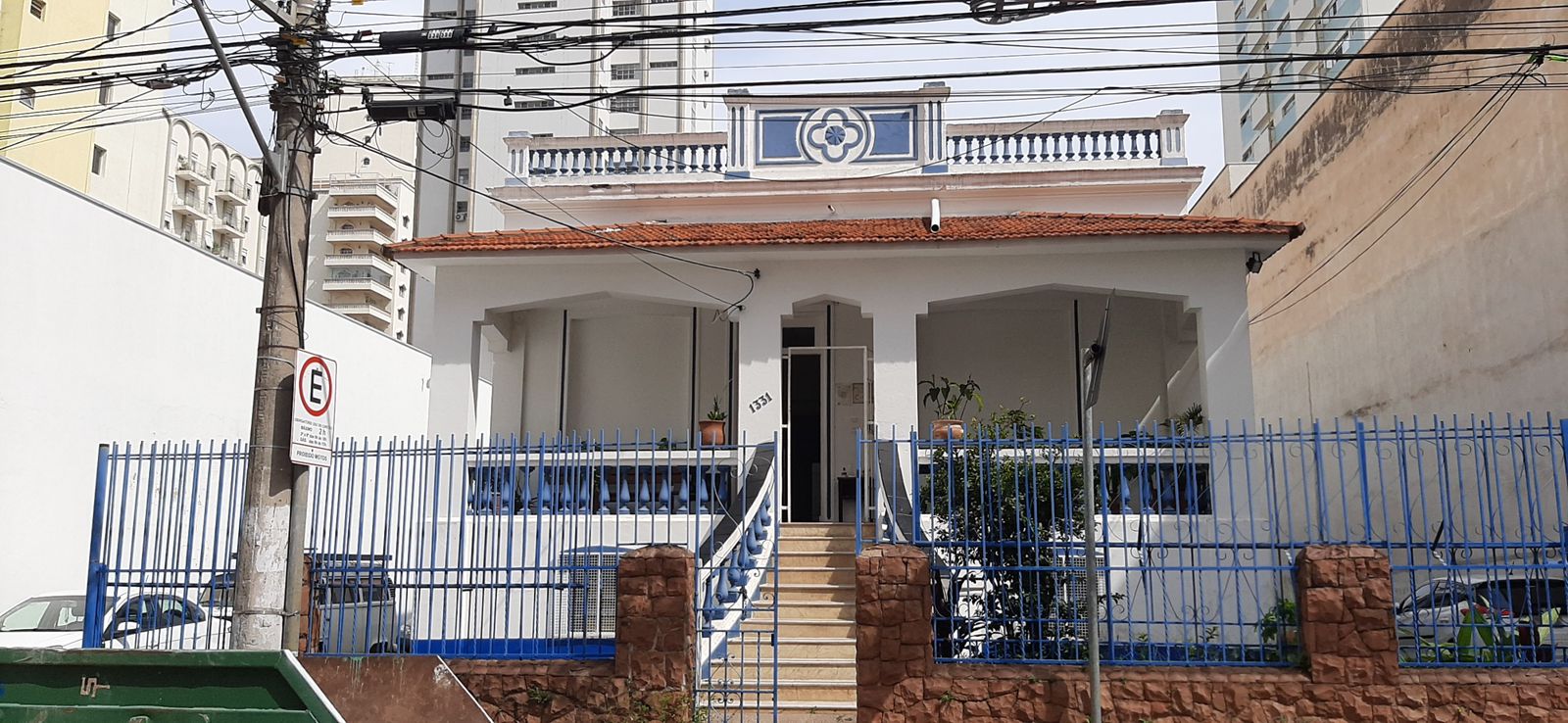 A Casa dos Conselhos, onde se reúne o COMAD