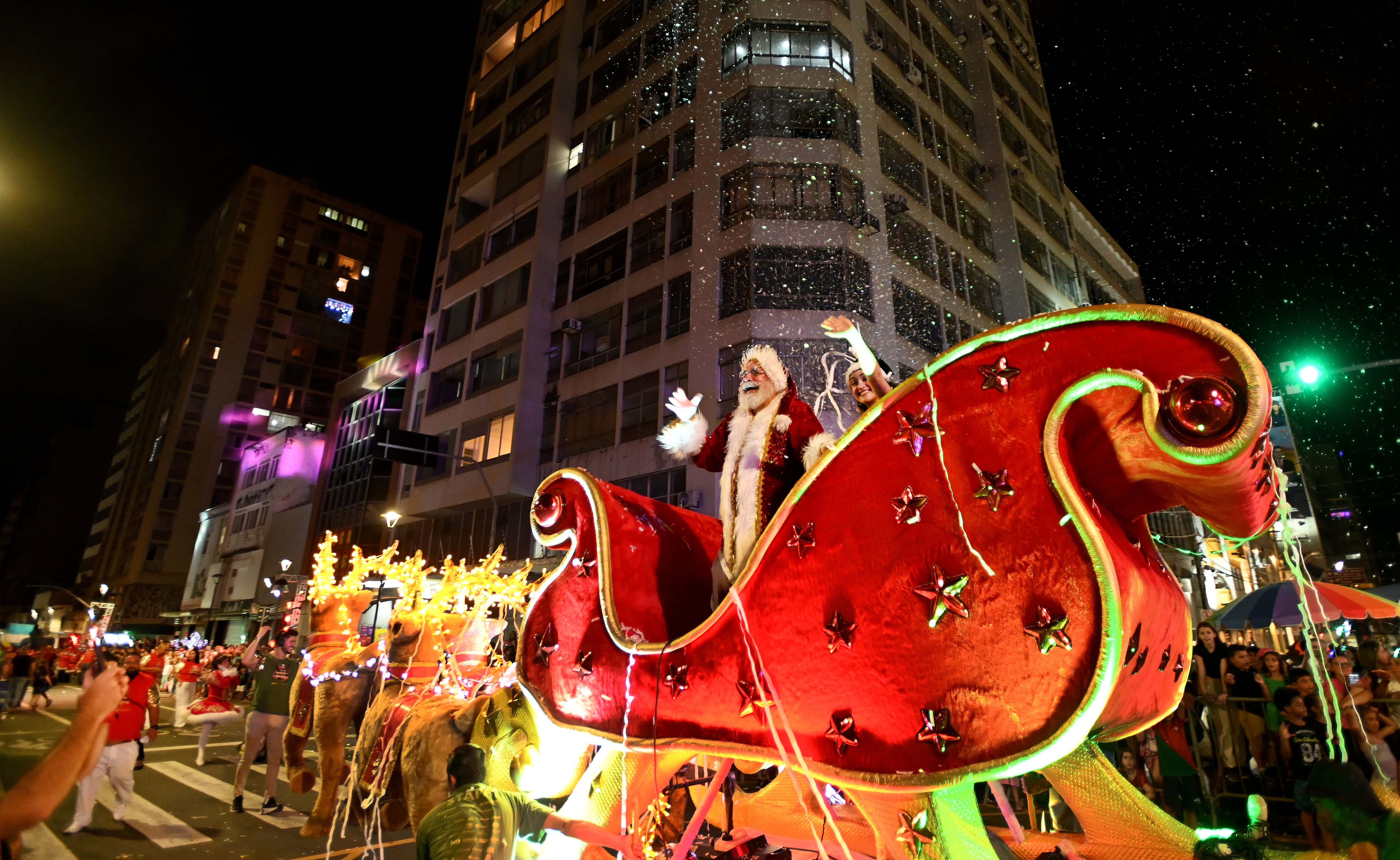 Papai Noel e artistas desfilaram pela avenida Francisco Glicério