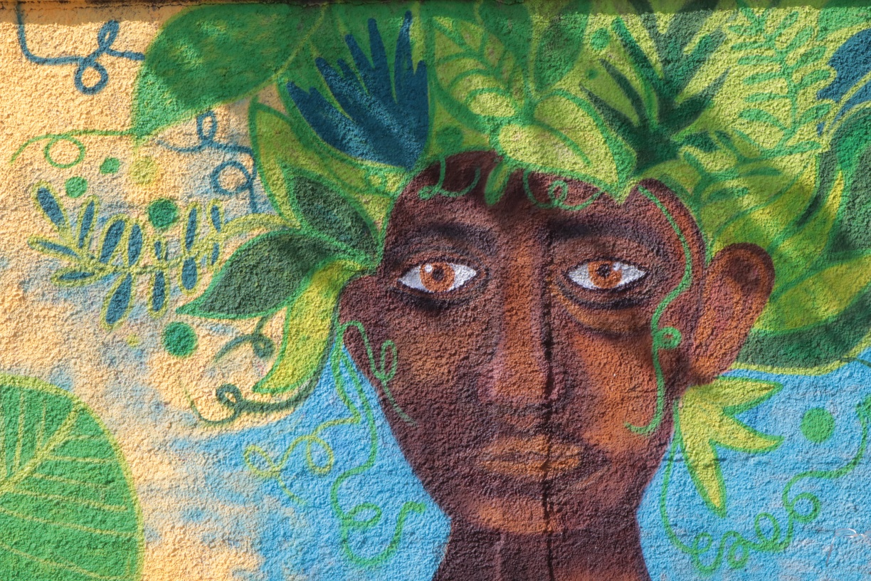 O verde das plantas, o colorido das flores e a mensagem “Defenda a vida” transmitem o recado da obra