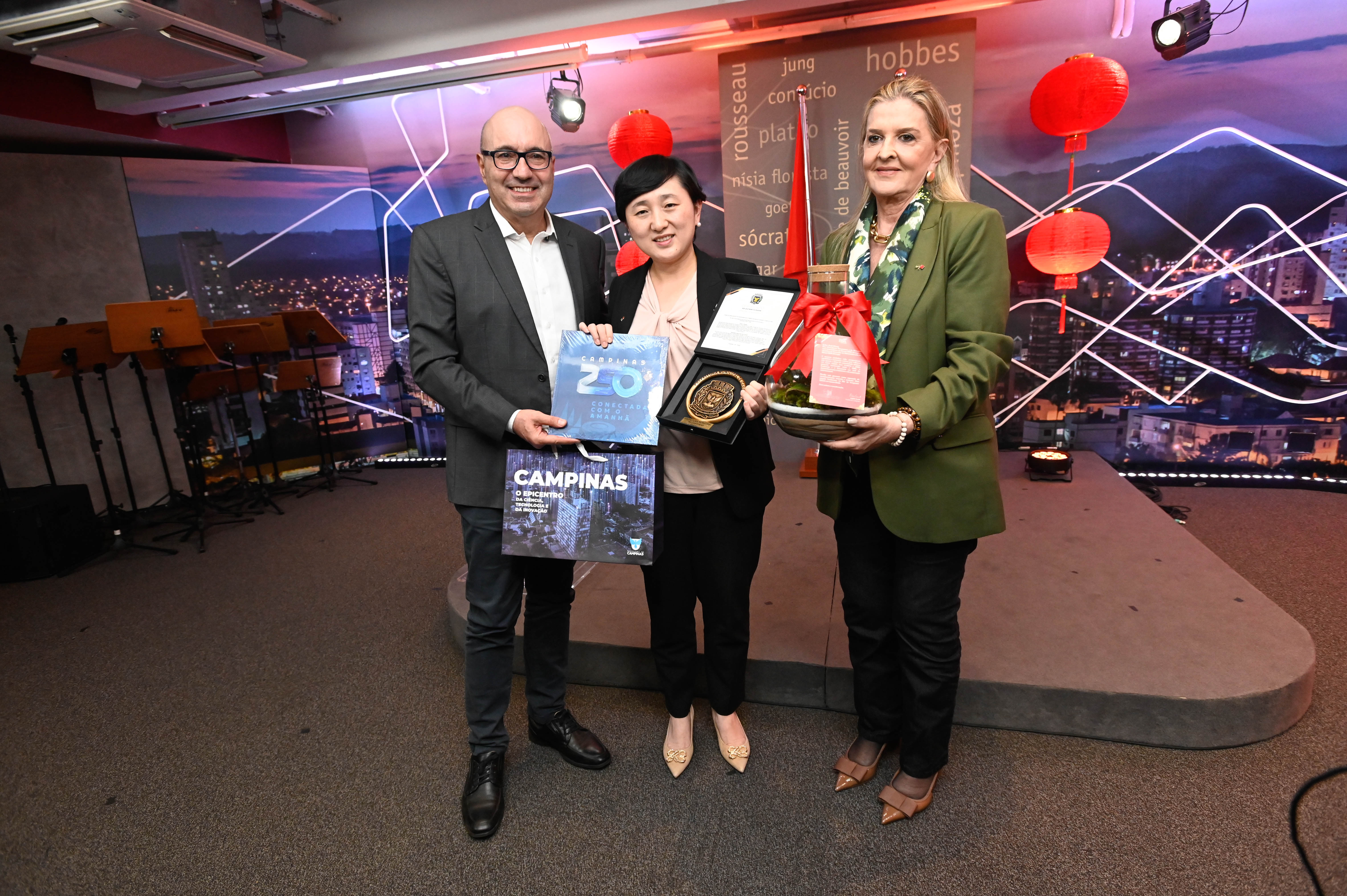 O prefeito e a secretária Adriana entregam os presentes a senhora Kedi Wang