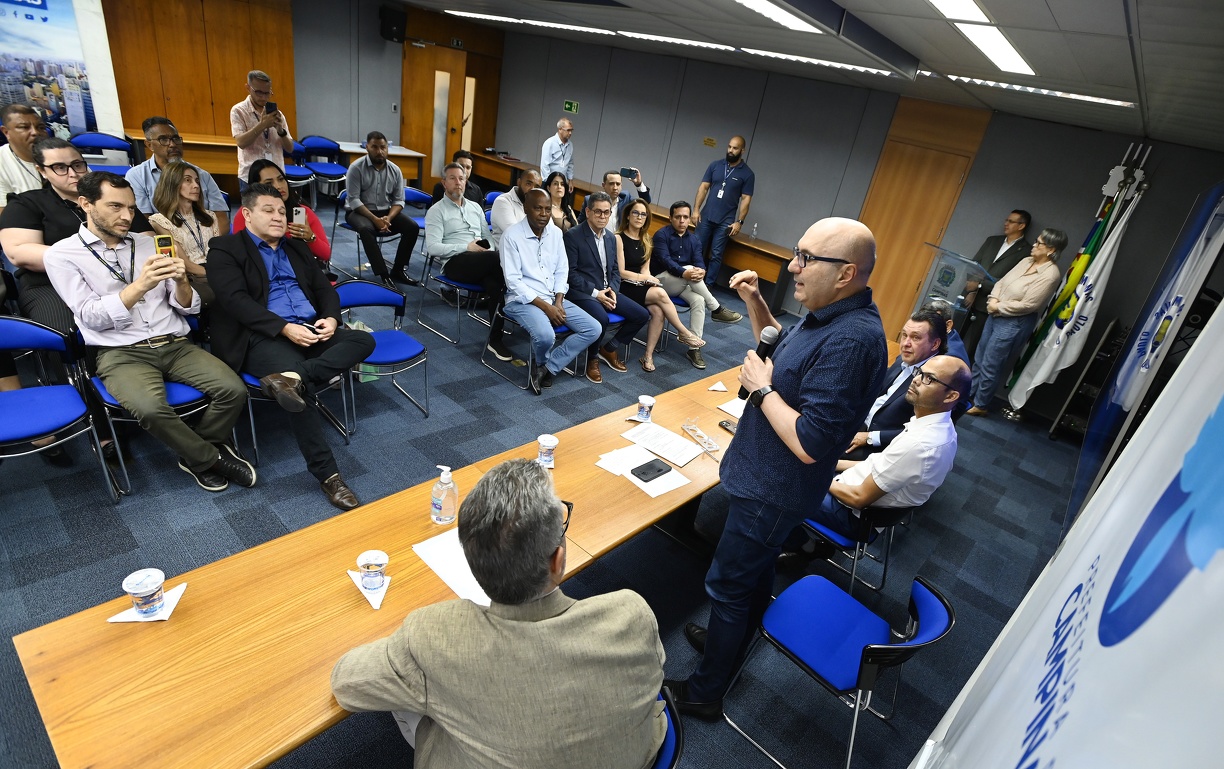 Prefeito Dário agradeceu equipe da Sehab pelo trabalho 