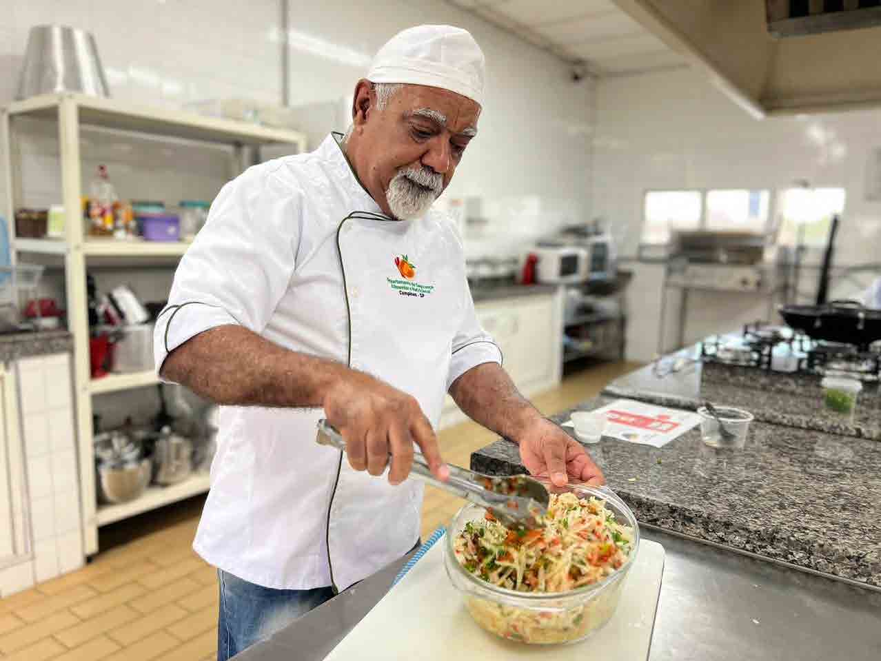 As oficinas foram conduzidas pelo cozinheiro Matusalém Paracelso Silva (foto) e pela nutricionista Allana Franklim Felippe do Carmo
