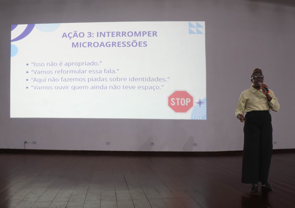 A revisão da linguagem e da comunicação é um fator importante que também foi abordado pela palestrante