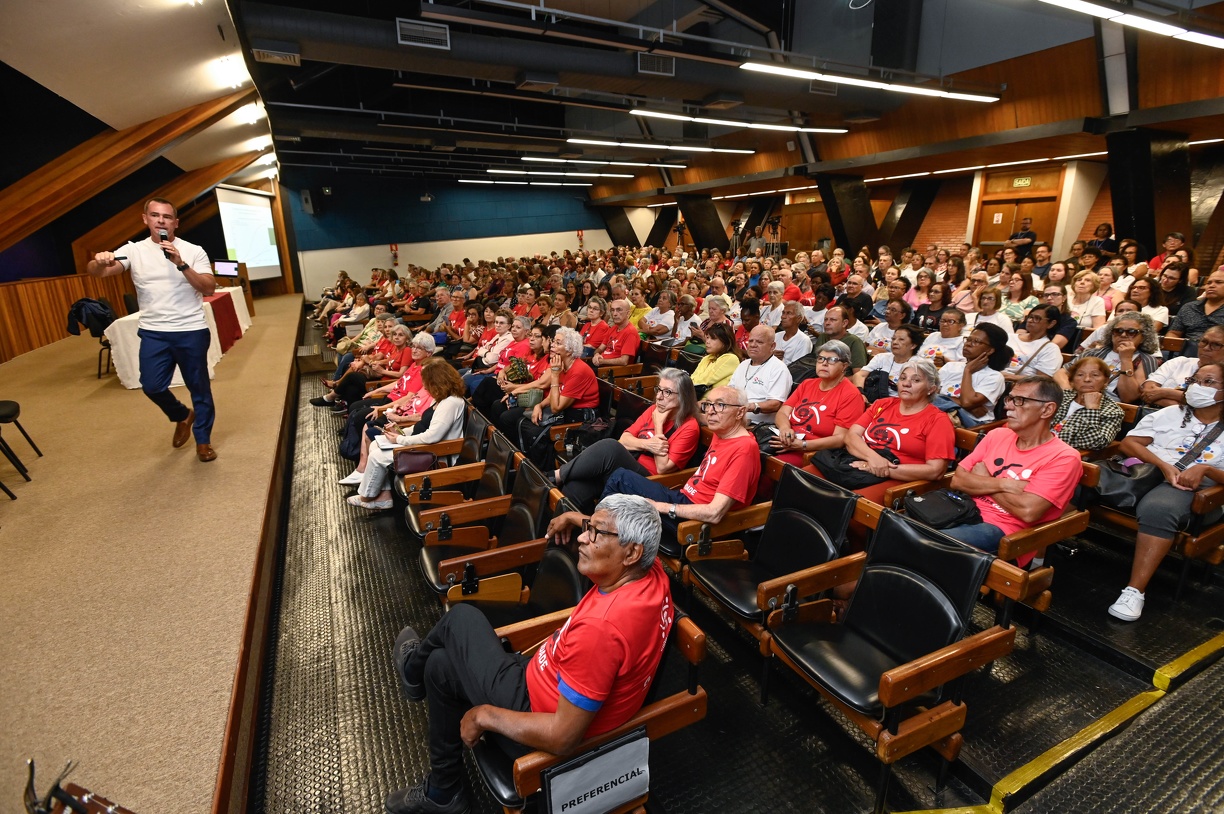 Auditório da Unicamp lotado por plateia atenta e interessada