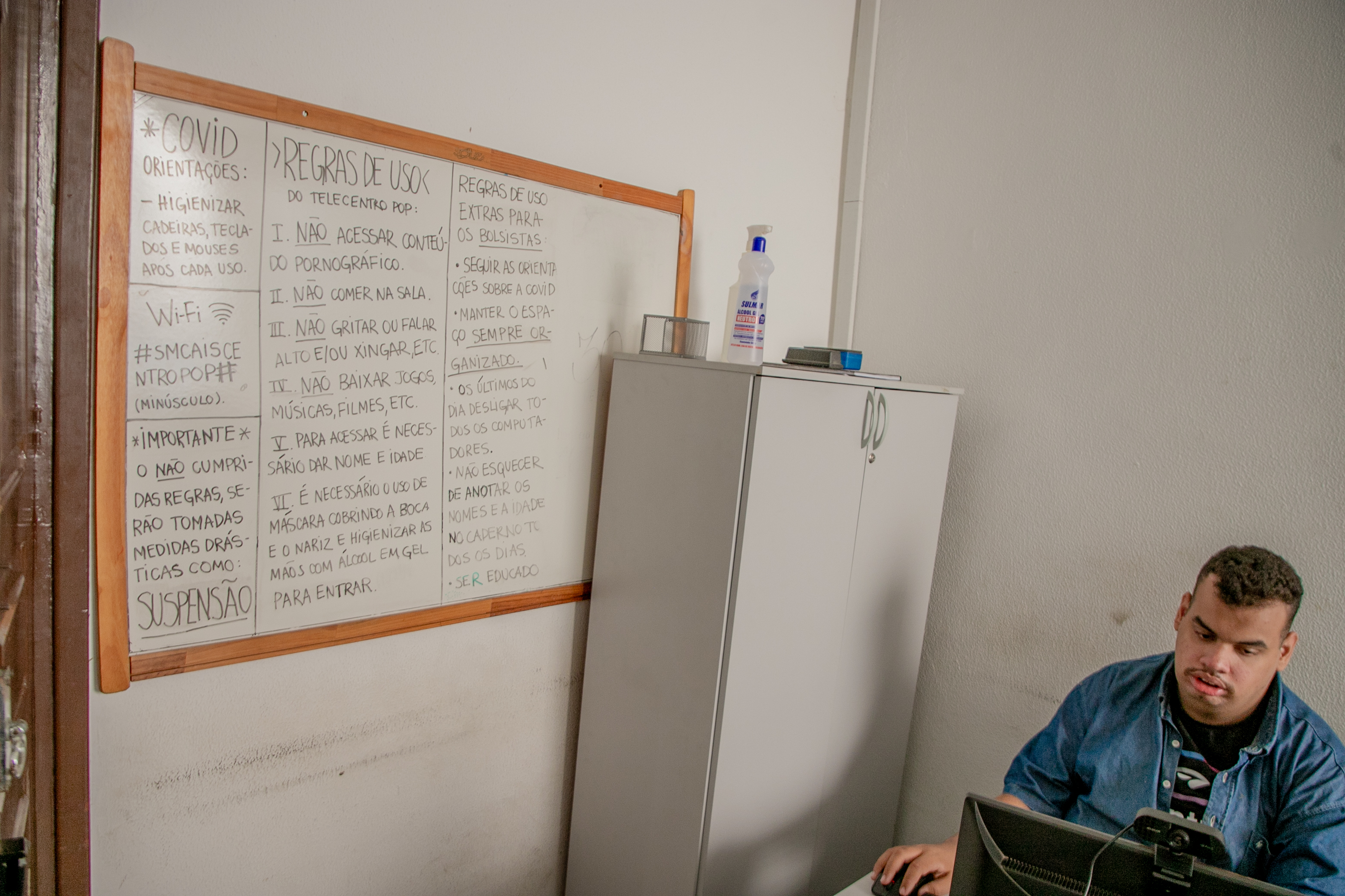 Gustavo coordena o espaço sempre de olho nas normas, para garantir igualdade no atendimento e bom uso das máquinas