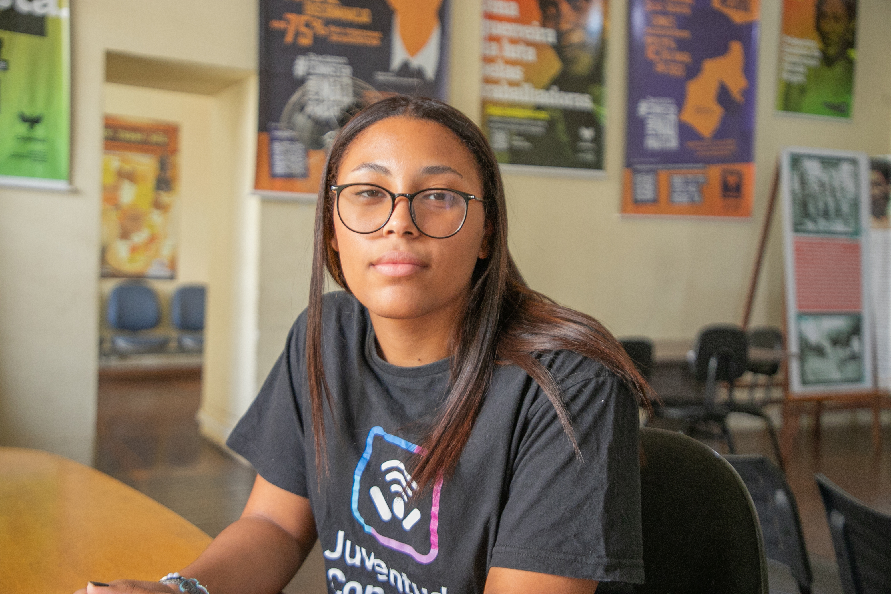 Ana Júlia Alves dos Santos, 17, veio da Bahia com a família há cinco anos e hoje trabalha no Núcleo de Inclusão Digital do CPAT 