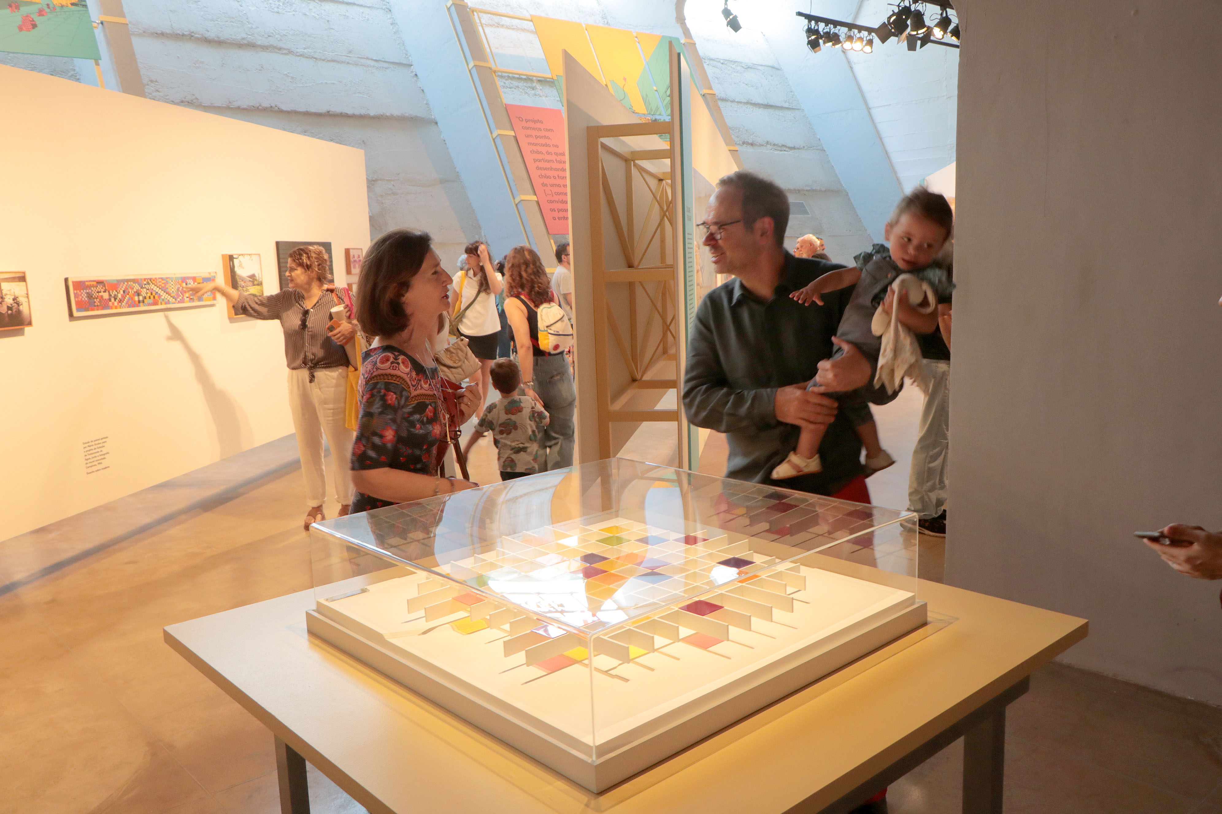 Maquete com elementos cromáticos e estruturais convida o público a compreender a lógica espacial e formal dos projetos desenvolvidos por Fábio Penteado