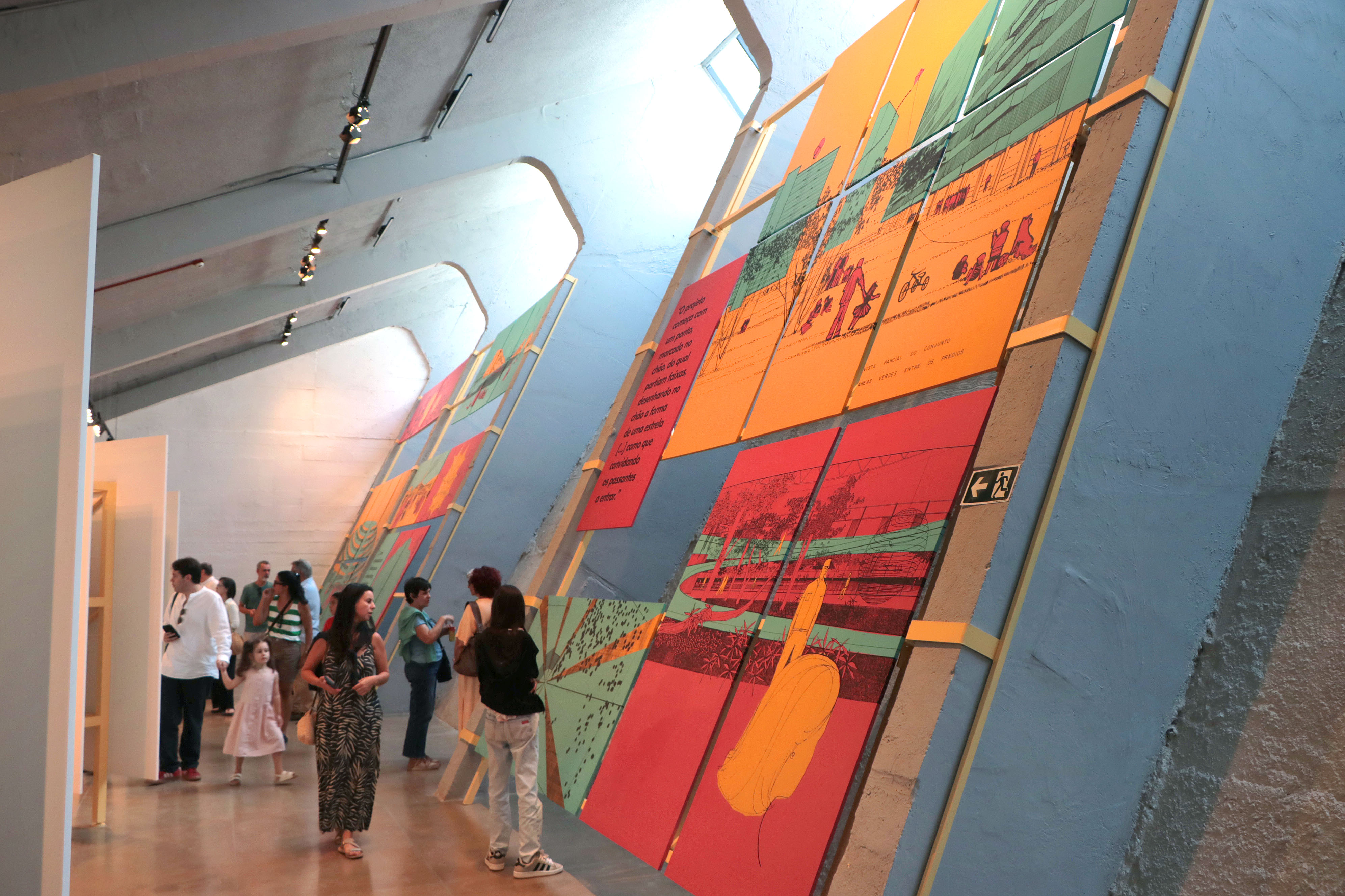 Visitantes percorrem a exposição instalada nas galerias do Centro de Convivência Cultural, com destaque para os grandes painéis gráficos que contextualizam o pensamento do arquiteto