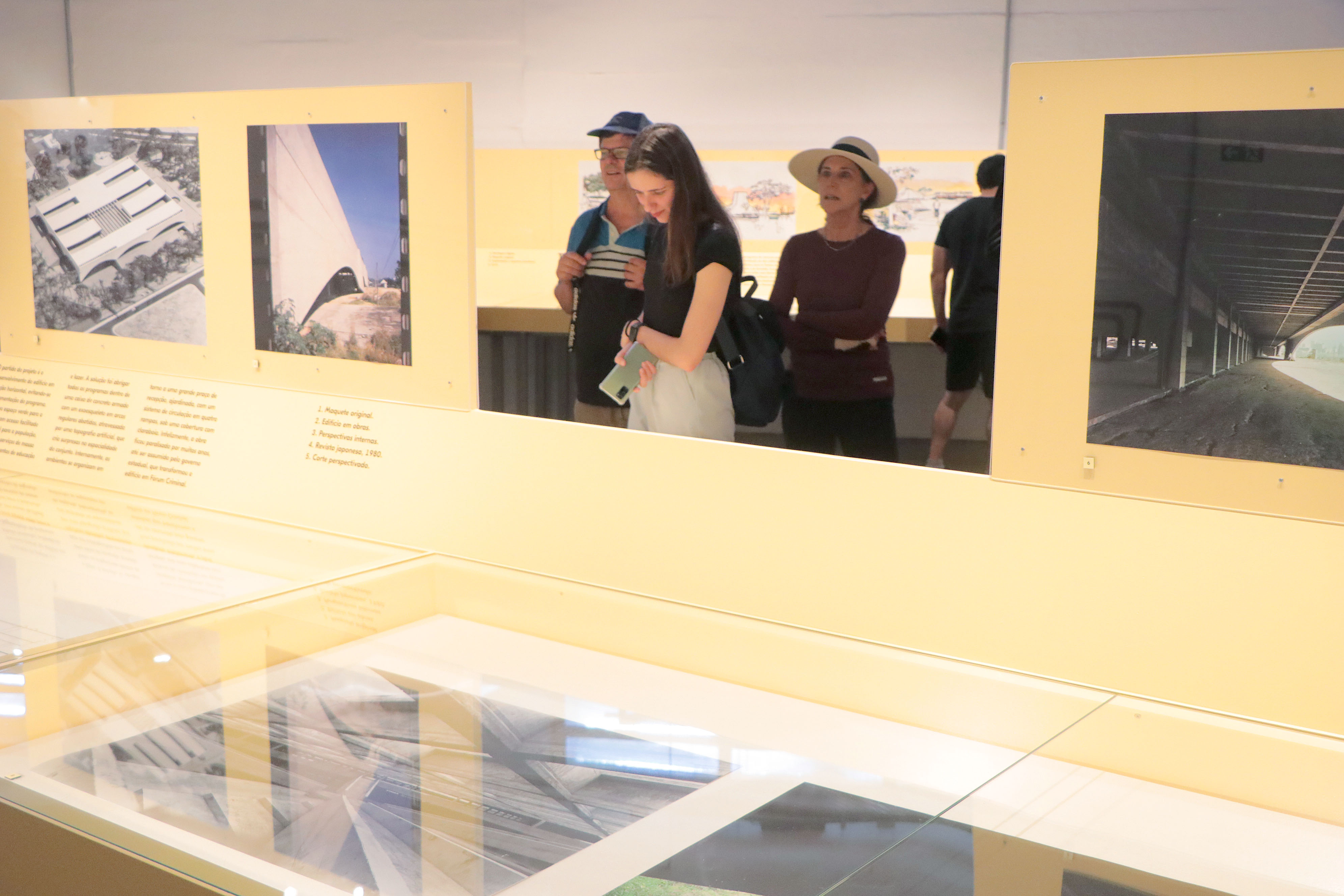 Painéis fotográficos e documentos de acervo apresentam projetos emblemáticos de Fábio Penteado, revelando a relação entre arquitetura, paisagem urbana e uso público do espaço