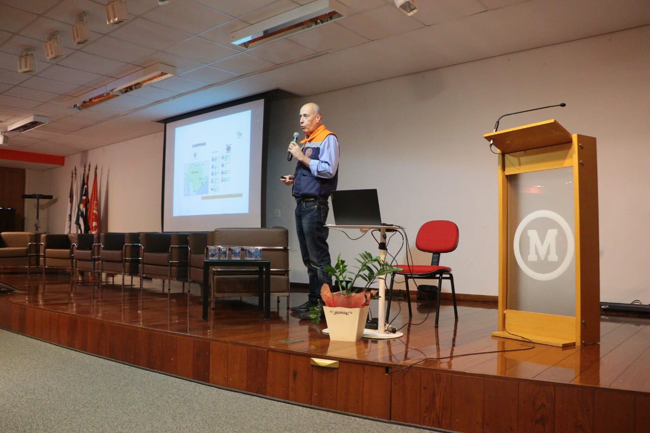 O coordenador regional e diretor da Defesa Civil de Campinas, Sidnei Furtado, apresenta o trabalho desenvolvido na cidade