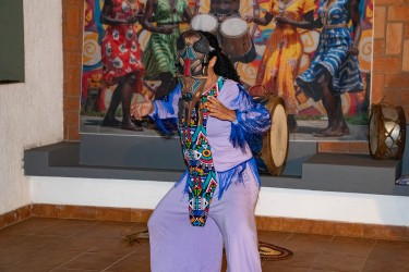 As aulas aliam o trabalho corporal aos processos de criação artística 