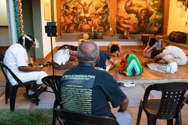 O curso articula danças negras tradicionais, estéticas contemporâneas e reflexões político-culturais sobre identidade, território e ancestralidade