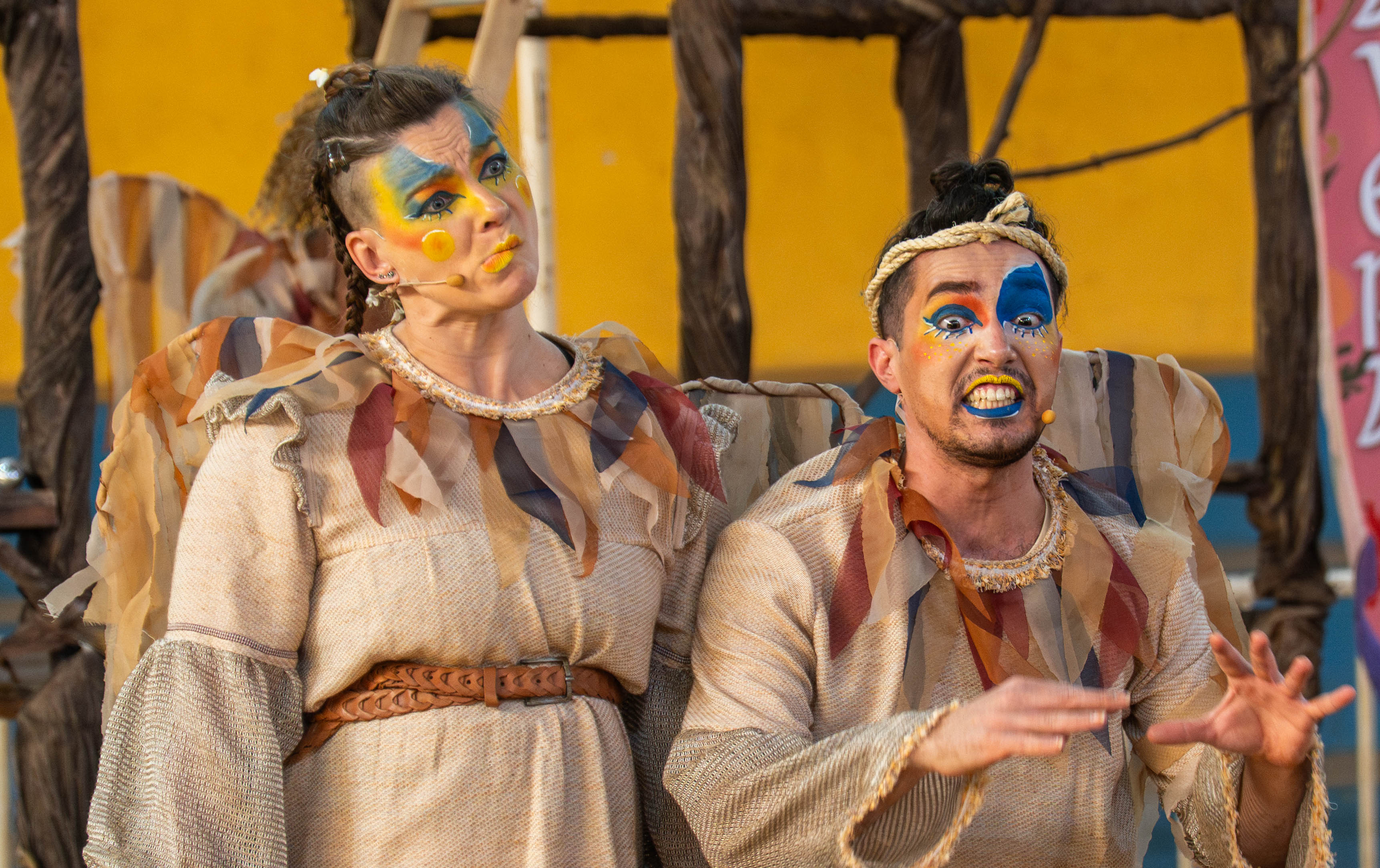 A peça é cantado e tocada ao vivo por um elenco de seis atores