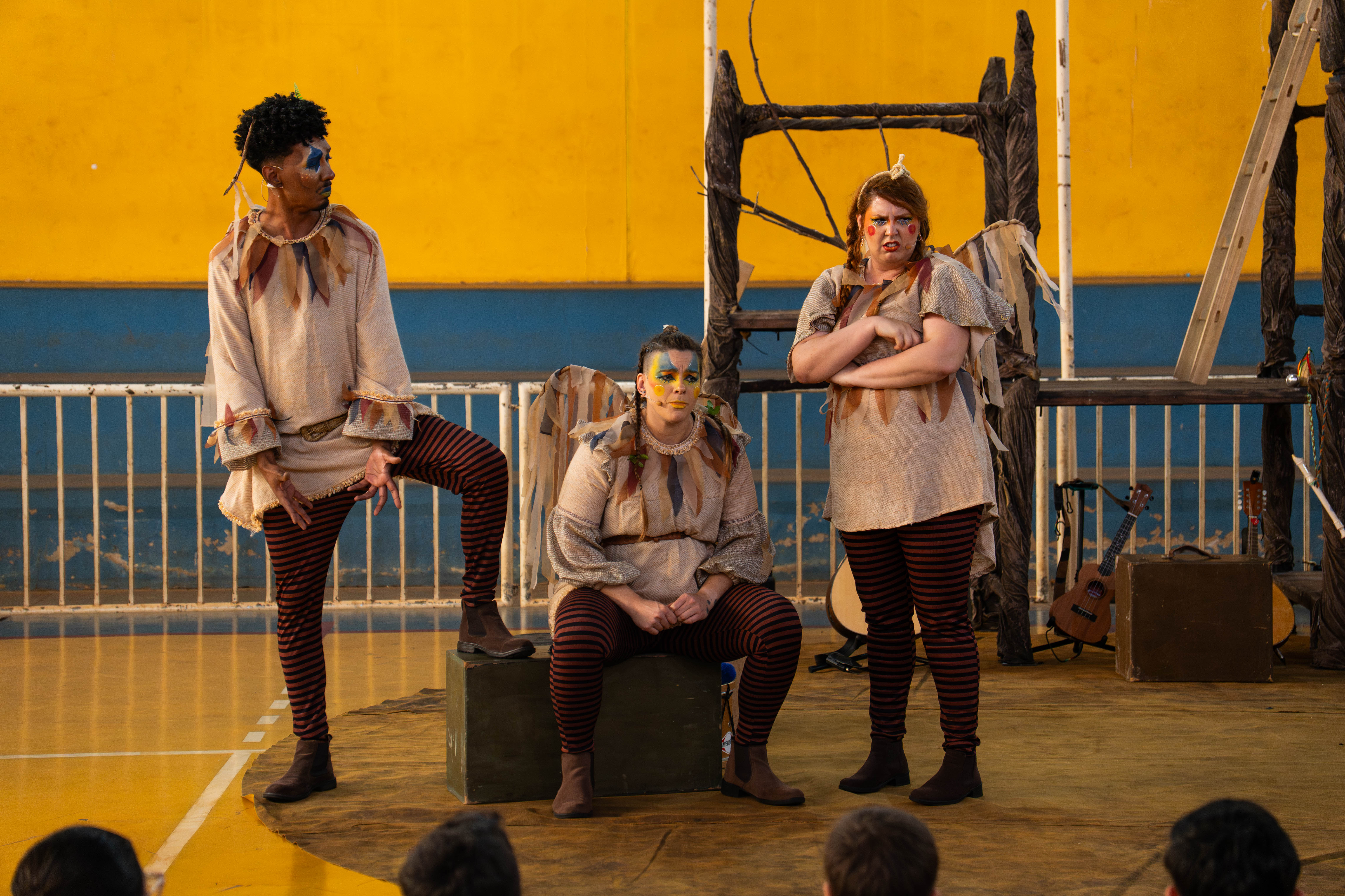 Por ser diferente, o personagem passa a ser rejeitado e precisa enfrentar seus medos para descobrir sua própria forma de existir no mundo