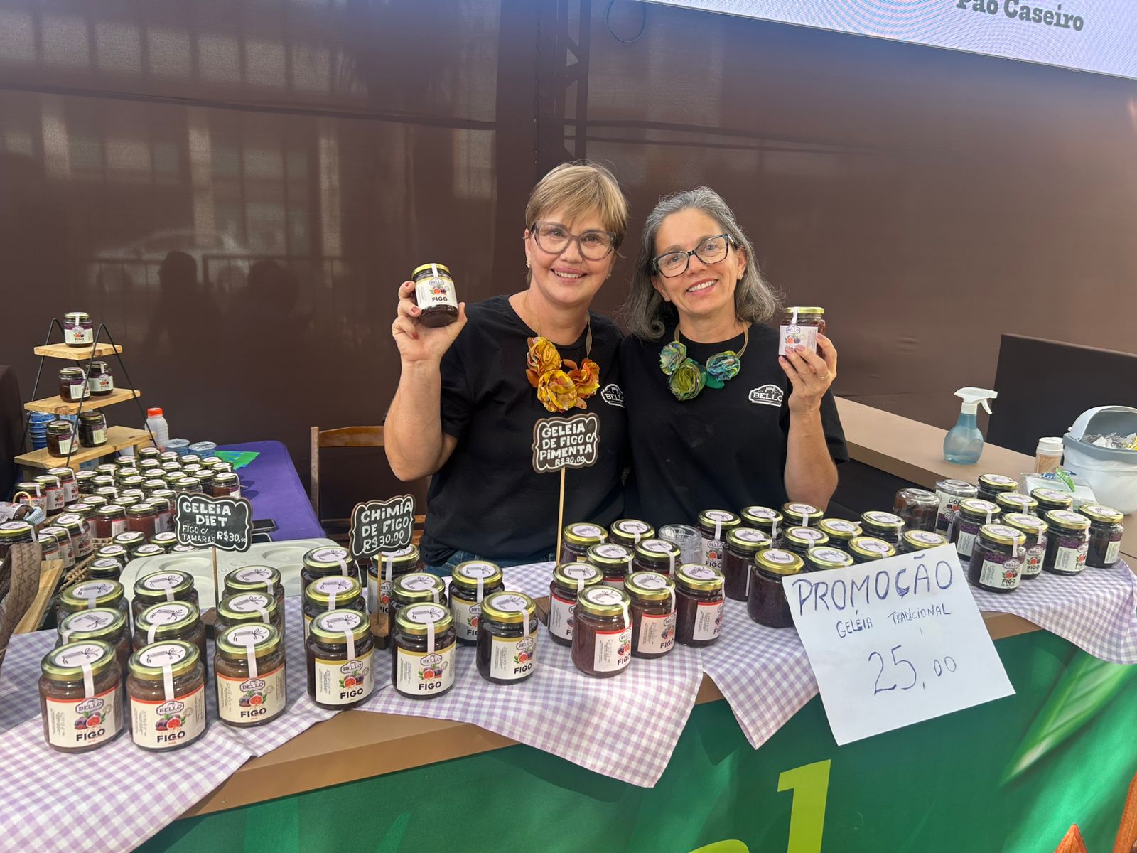 Vania Belone ao lado da colaboradora Fátima Aparecida