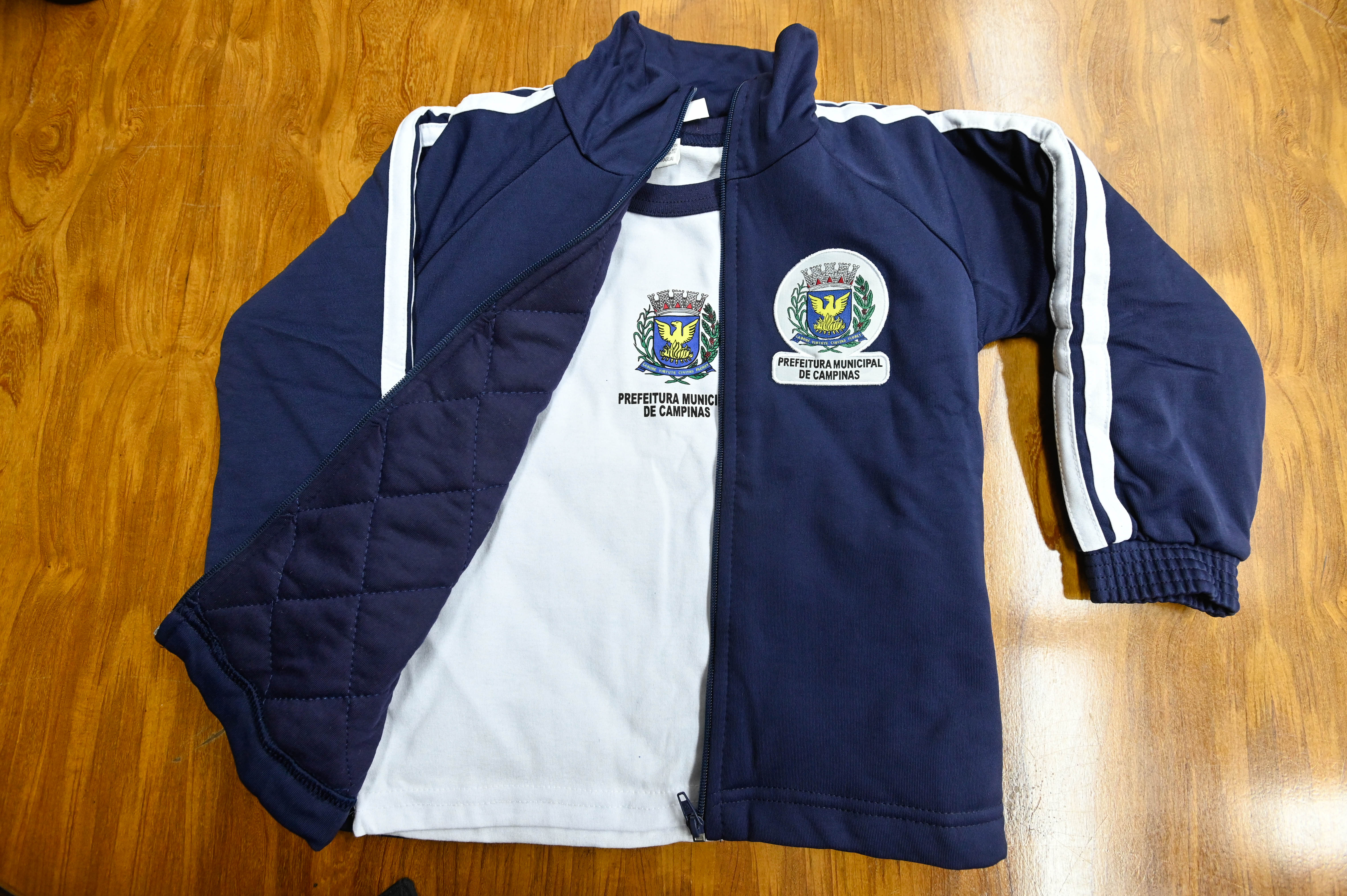 No frio, crianças têm opção de usar a jaqueta mais fina ou a mais grossa