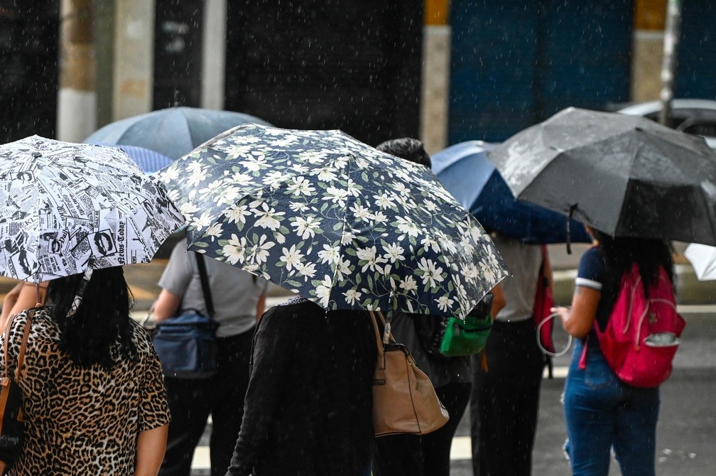 Com a previsão do tempo, é bom levar o guarda-chuva ao sair de casa 