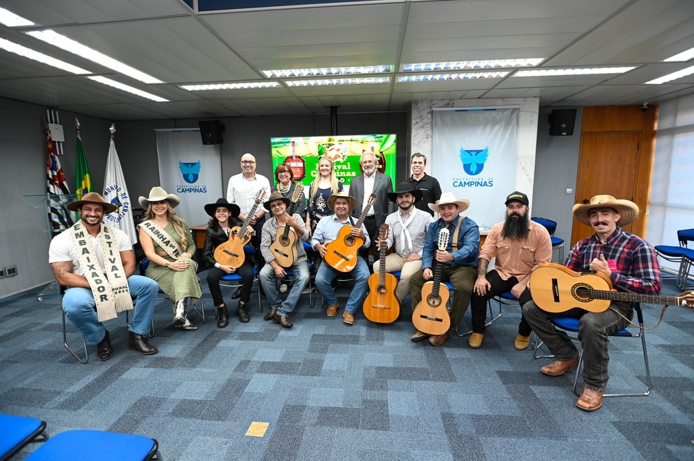 Os violeiros ganhadores e seus instrumentos