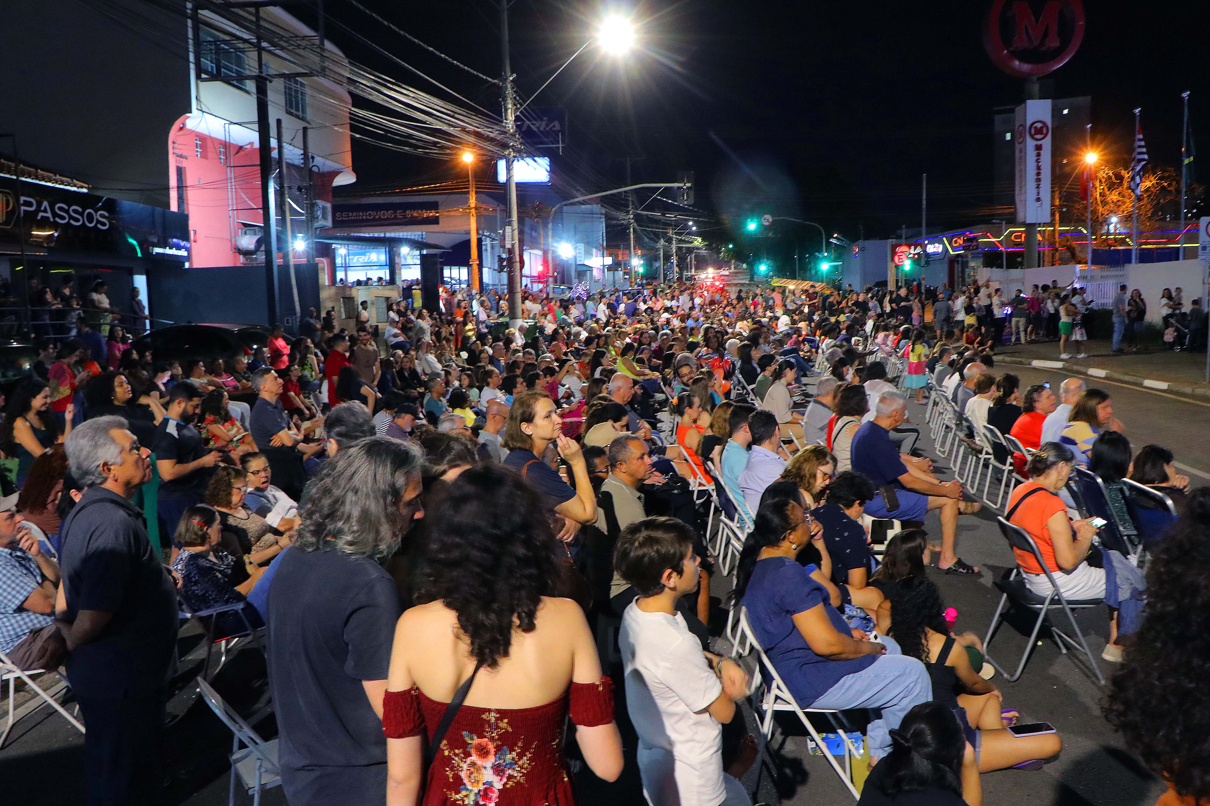 A apresentação é aguardada anualmente pelo público, que preenche todos os espaços para ouvir as músicas com espírito natalino