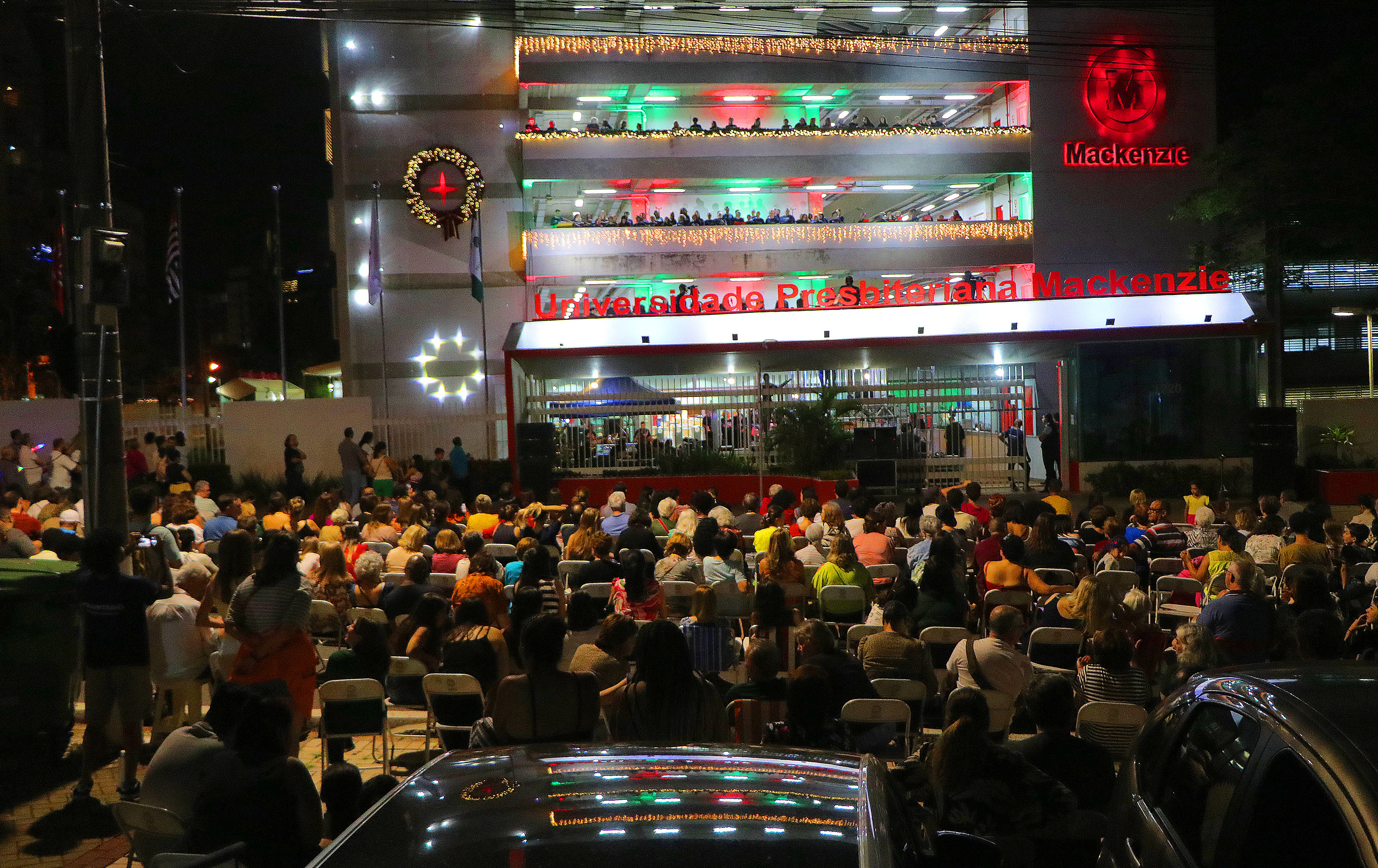 O coral é formado por voluntários da comunidade acadêmica, das igrejas do município e por crianças do Grupo Primavera