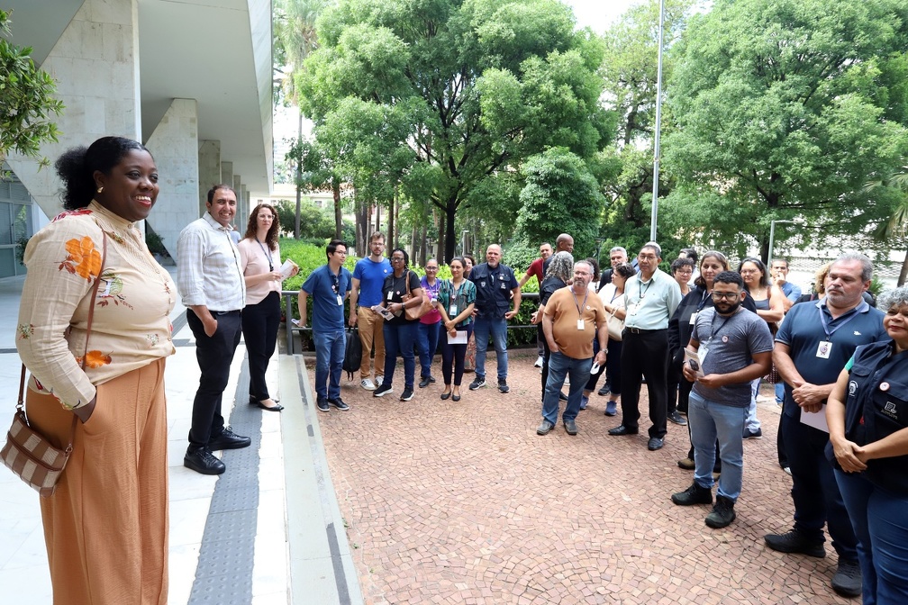 As equipes começaram a operação recebendo orientações sobe o mosquito e a transmissão das doenças causadas por ele; à frente do grupo, a secretária de Gestão e Desenvolvimento de Pessoas, Eliane Jocelaine Pereira