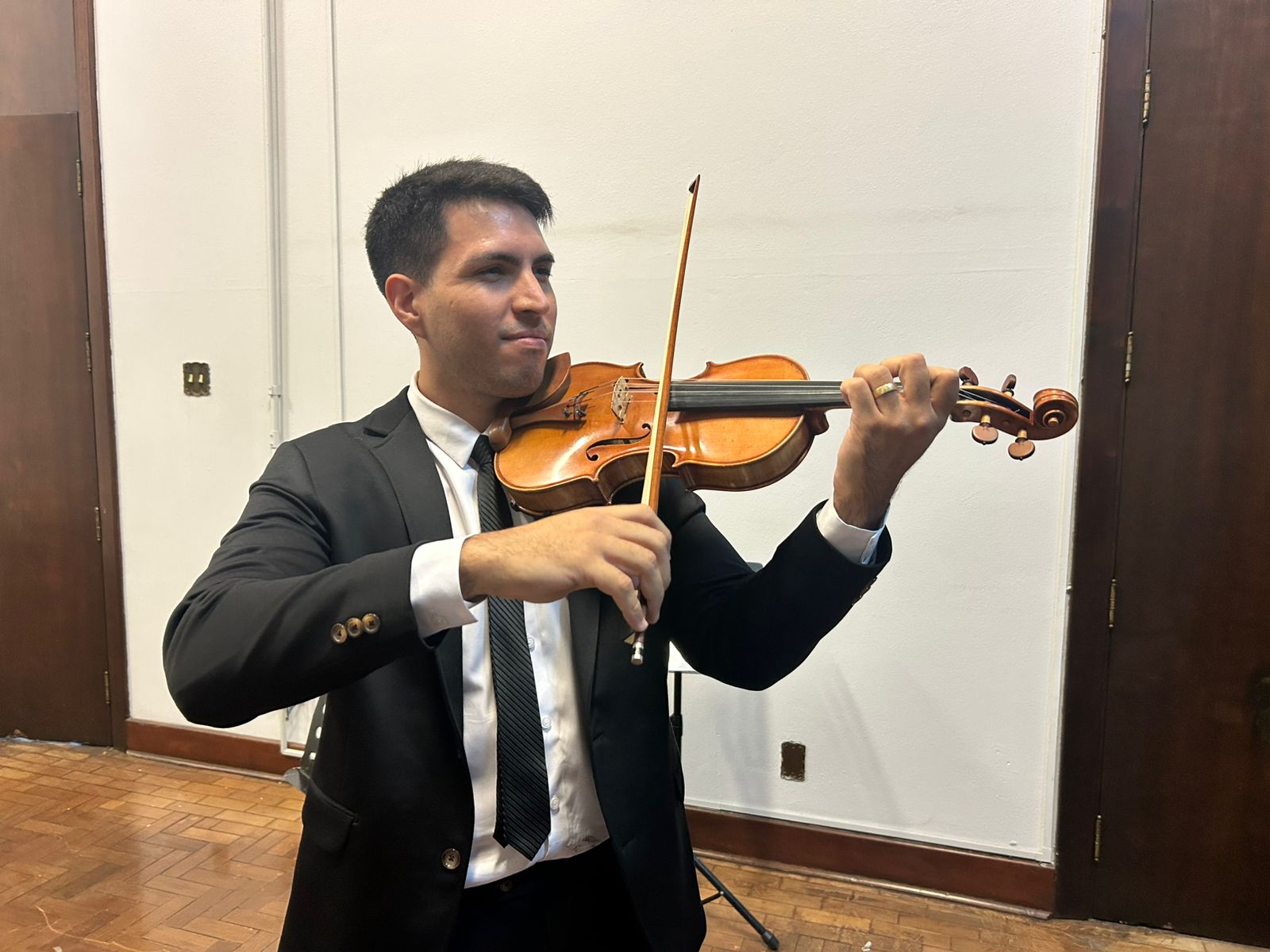 O violinista Rafael Campinas destaca o poder transformador do aprendizado musical: "esse aprendizado acompanha os jovens para além do instrumento"