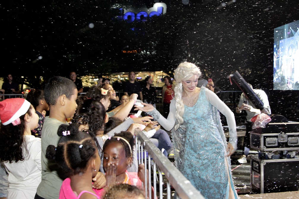 A princesa Elsa, de Frozen, interagiu com o público no show em Sousas