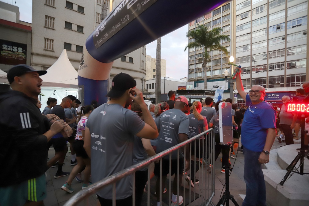 O prefeito Dário Saadi, idealizador do circuito quando era secretário de Esporte, deu a largada da prova