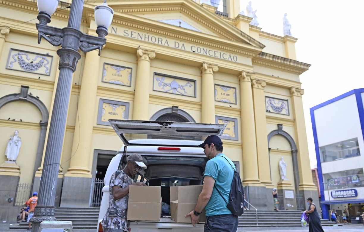 Na região central, que tradicionalmente concentra o maior número de abordagens e atendimentos, a camiseta verde do SOS Rua é conhecida e respeitada 