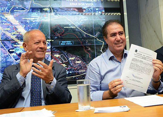 Prefeito e Arly com a OS