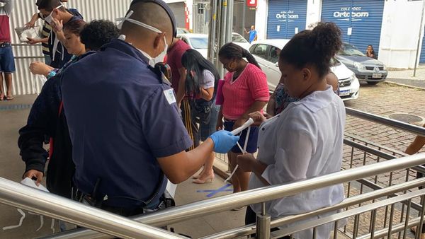 Pessoas que aguardavam para entrar no banco receberam máscaras