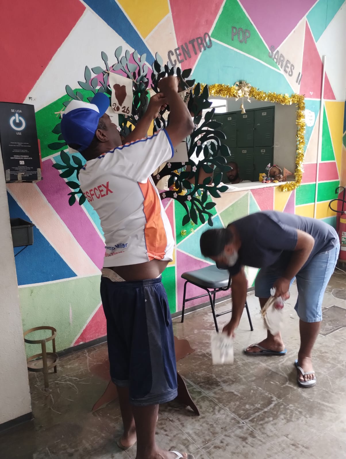 Palavra por palavra escrita na plaquinha e pendurada na árvore retratou os sonhos e planos para construir o futuro