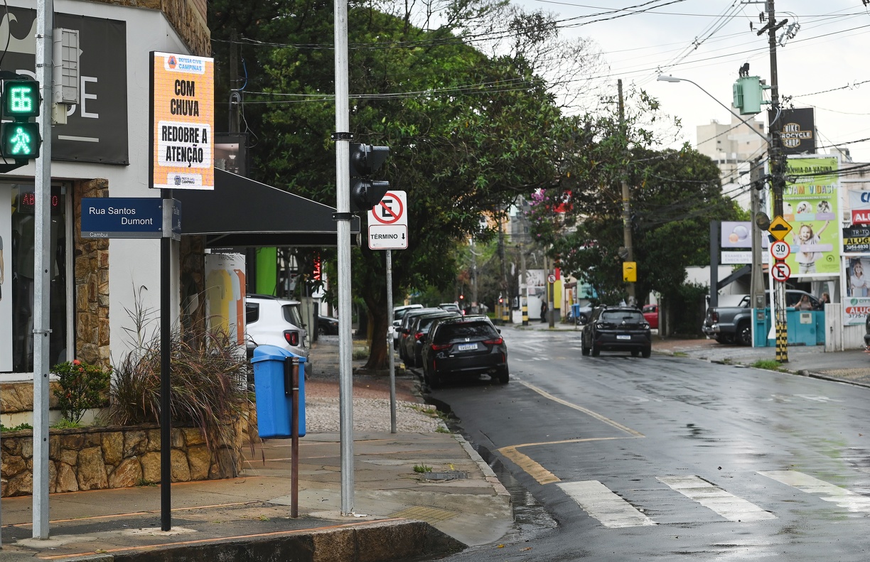 Painéis digitais urbanos emitiram informações sobre a chuva 