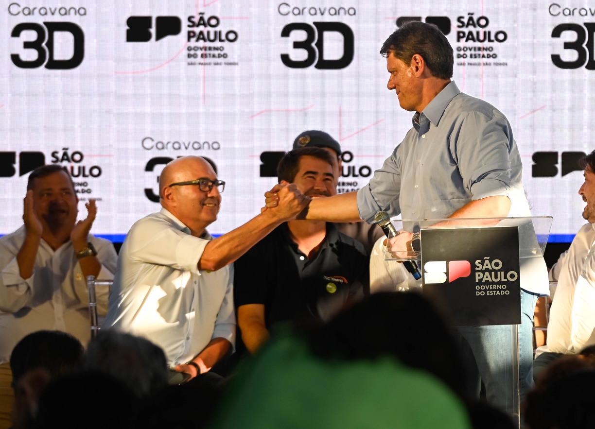 Dário Saadi cumprimenta o governador Tarcísio de Freitas no evento 