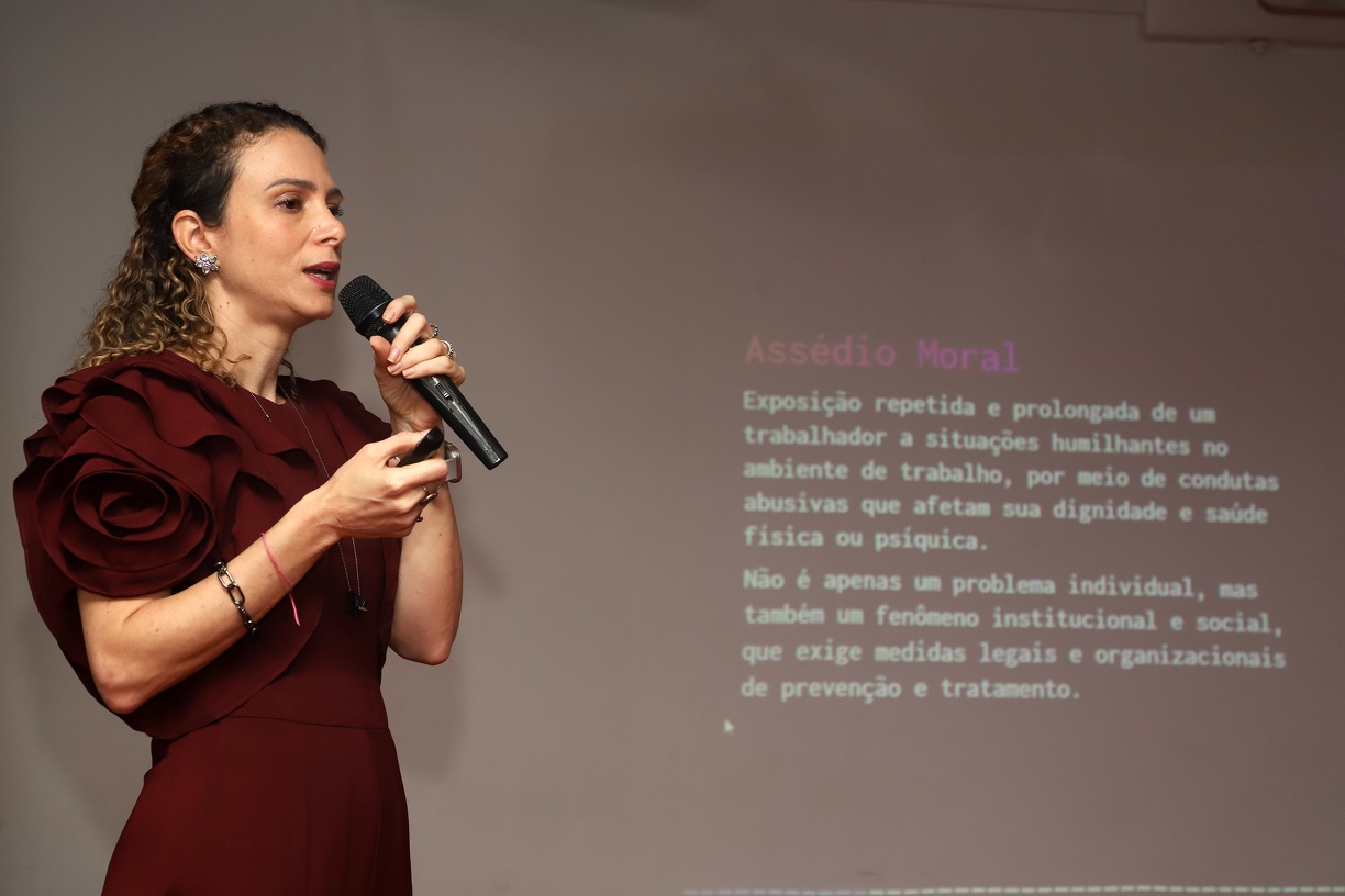 Palestra foi ministrada pela juíza do trabalho Karine Vaz
