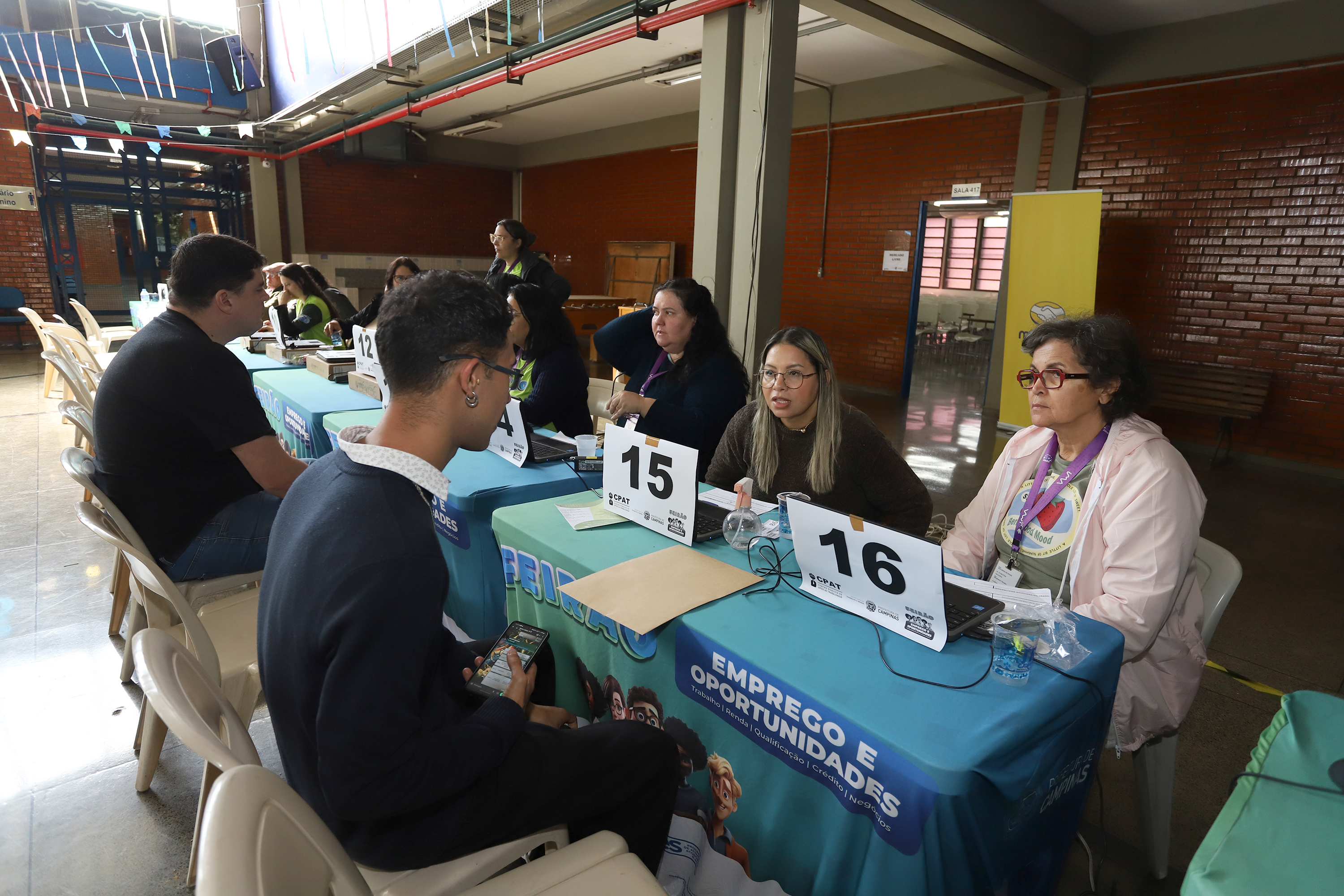 Antes das entrevistas, os candidatos passaram por uma triagem realizada pela equipe do Centro Público de Apoio ao Trabalhador (CPAT)