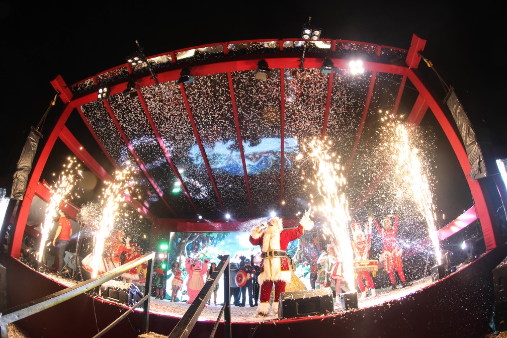 Show tem muita música, personagens, luzes e, é claro, o Papai Noel