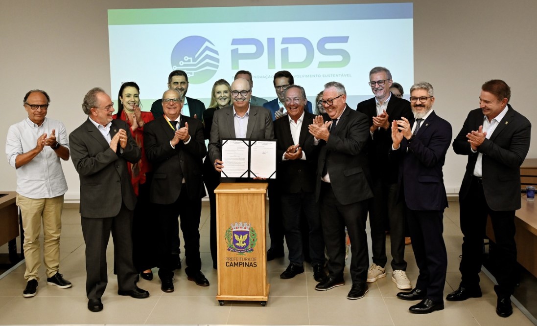 Evento de assinatura reuniu representantes do poder público e da academia 