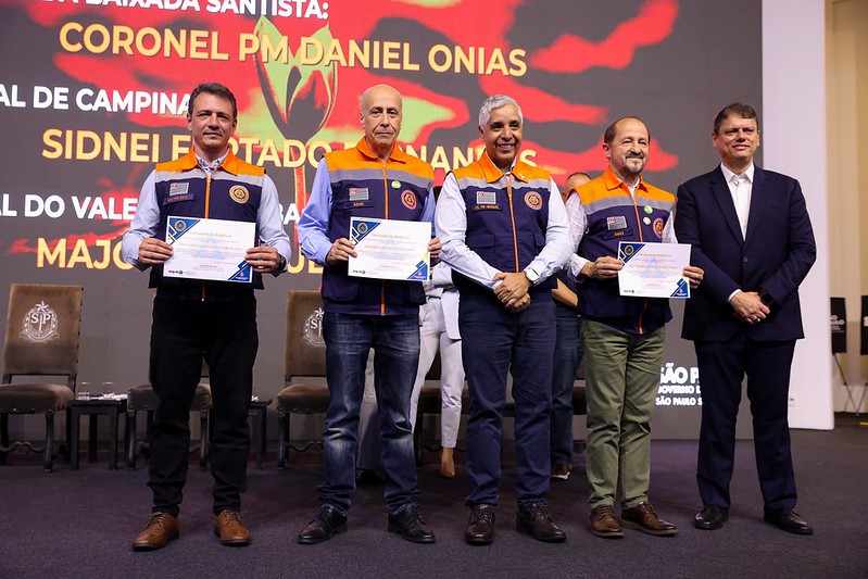 Equipe da Defesa Civil de Campinas ao lado do governador