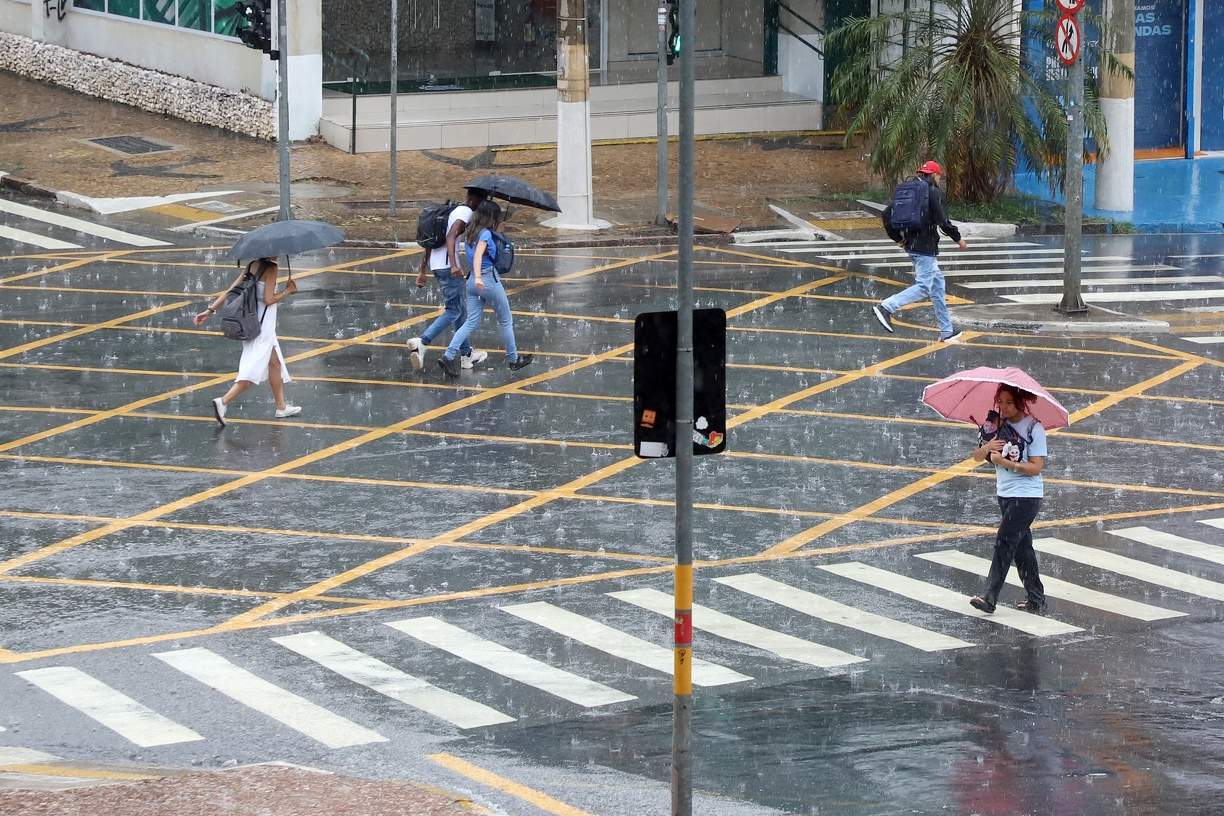A cidade possui painéis informativos em regiões sujeitas a alagamentos e placas de sinalização