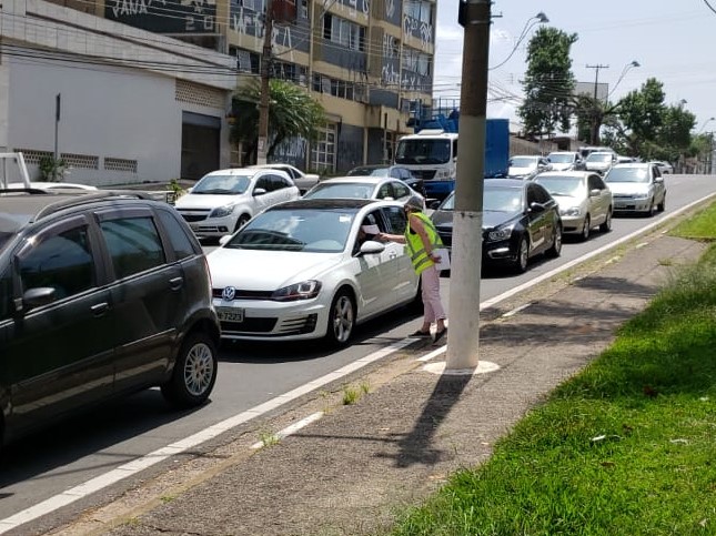 Agente da Emdec entrega folder