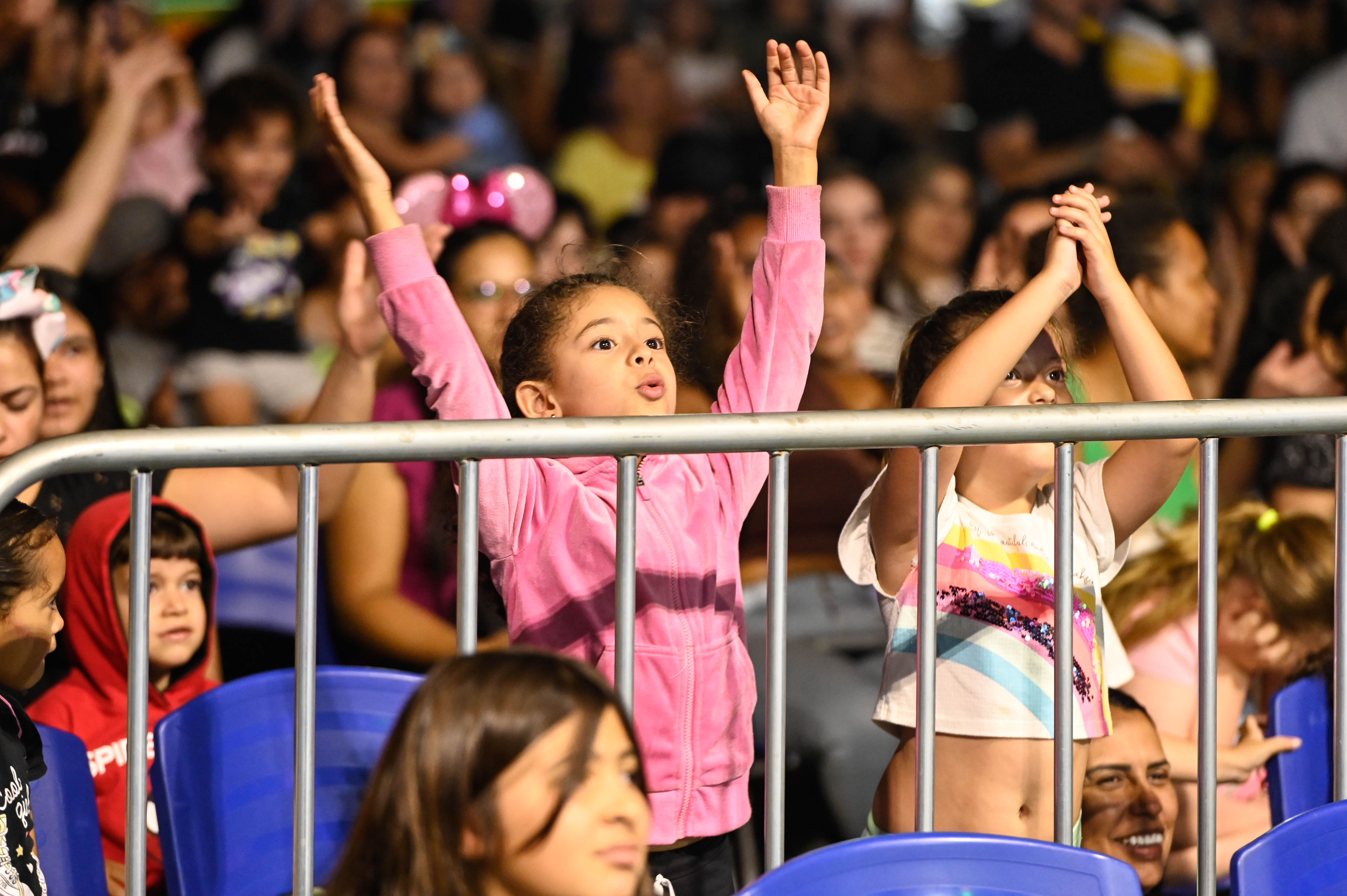 Crianças vibram com o espetáculo marcado por músicas e performances especiais