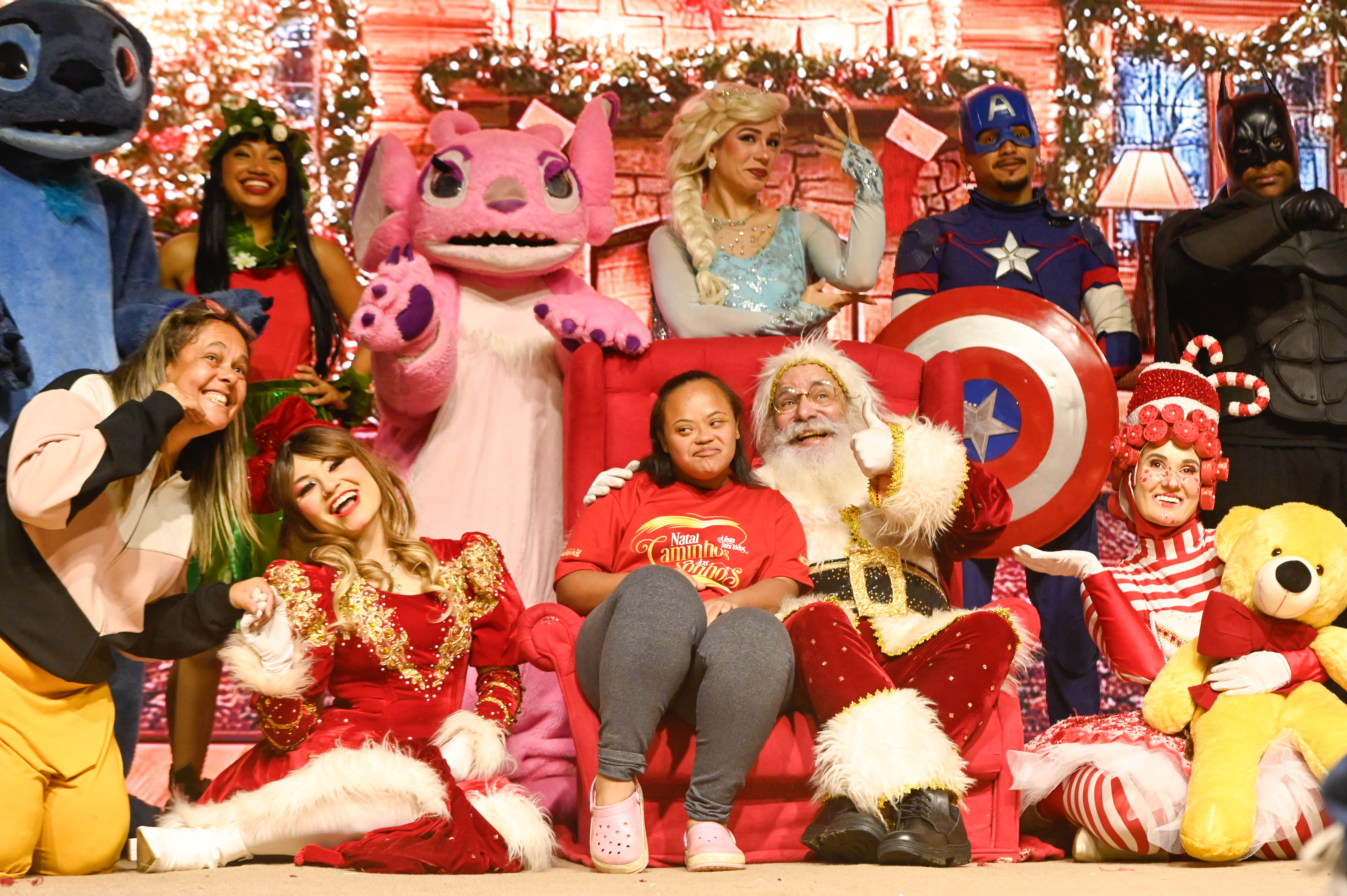 Espetáculo levou música, performances artísticas e ambientação natalina à Praça da Integração