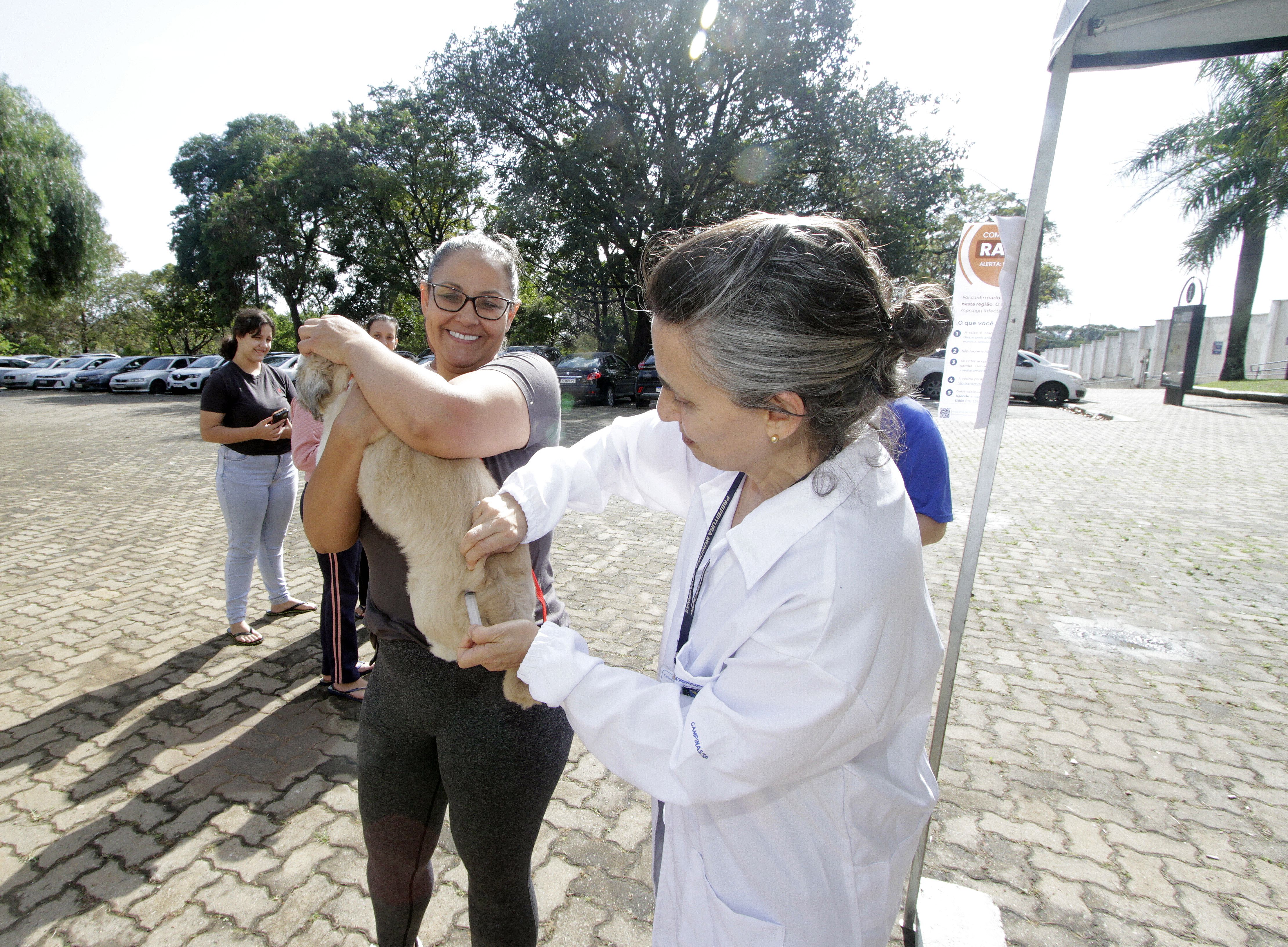 Secretaria de Saúde de Campinas vacinou 64 cães e gatos contra a raiva em frente ao Cemitério da Saudade, no sábado, 8 de agosto