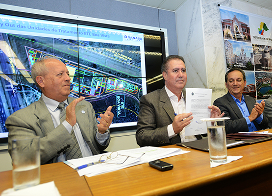 Prefeito mostra a autorização