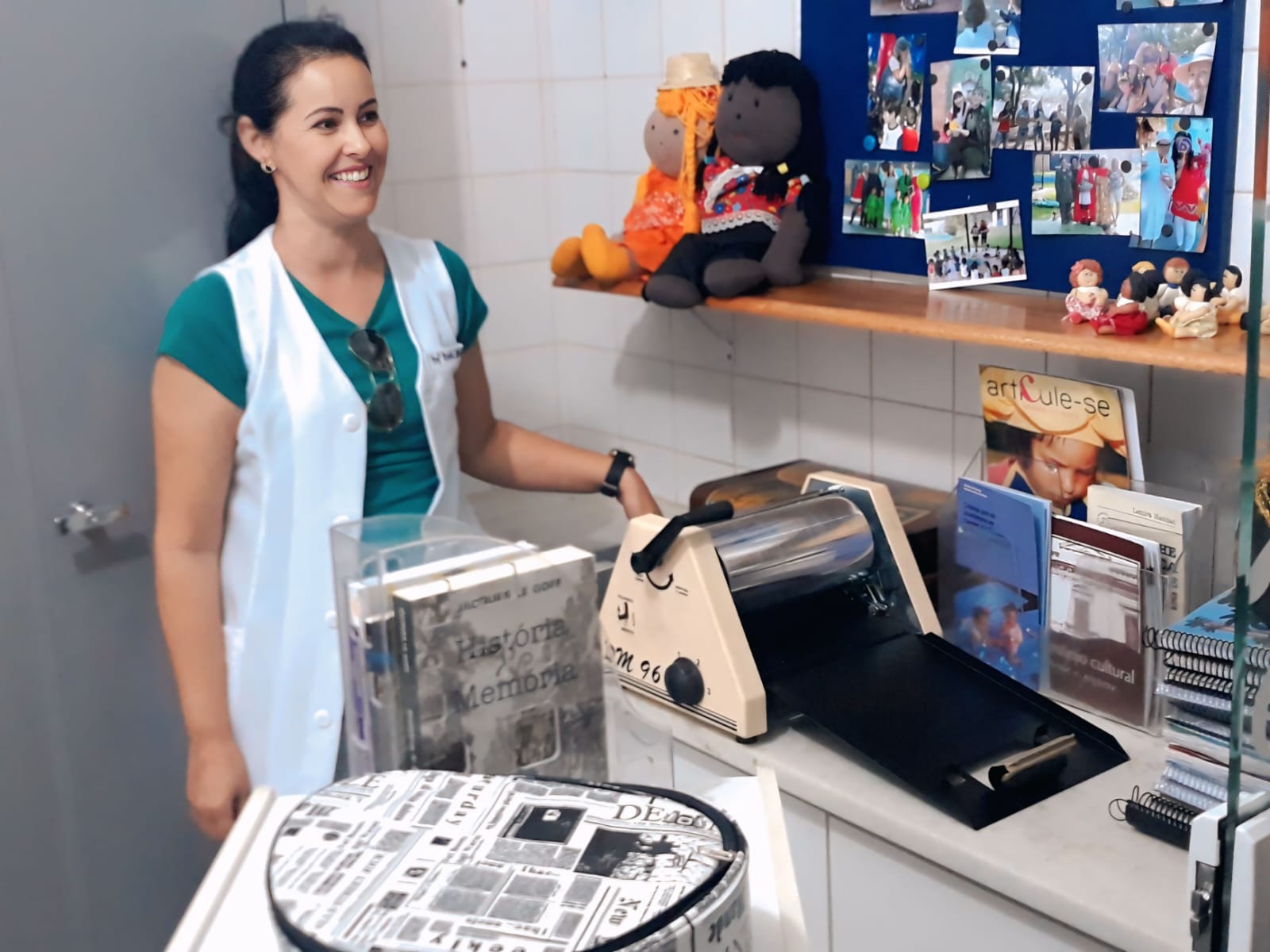Professora Renata Reis apresenta à equipe do Arquivo Municipal o acervo do Centro de Documentação Pedagógica "Memória em Movimento", da CEI Maria da Glória Martins