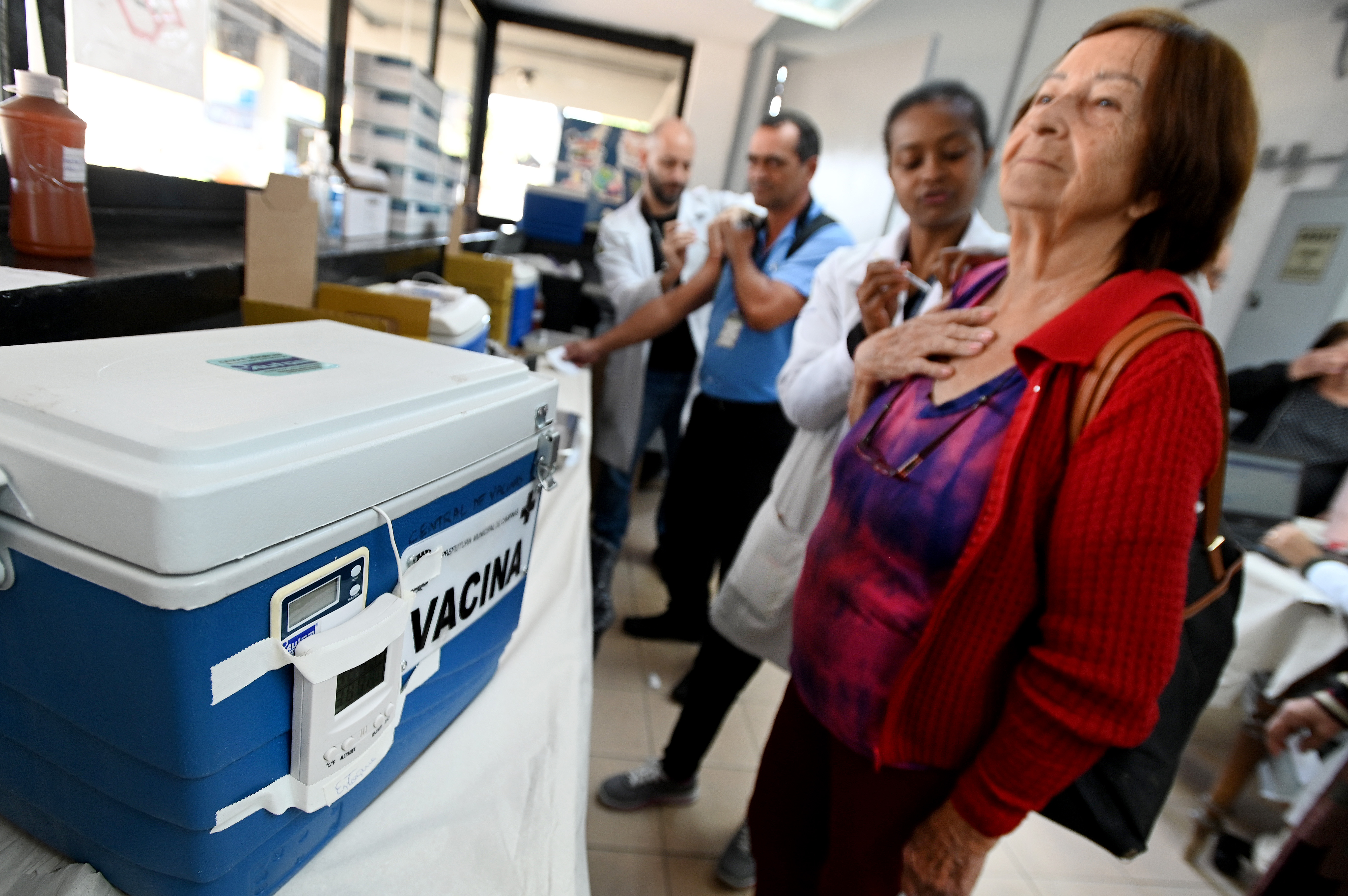 Imunizante garante proteção individual e ajuda a diminuir a transmissão do vírus